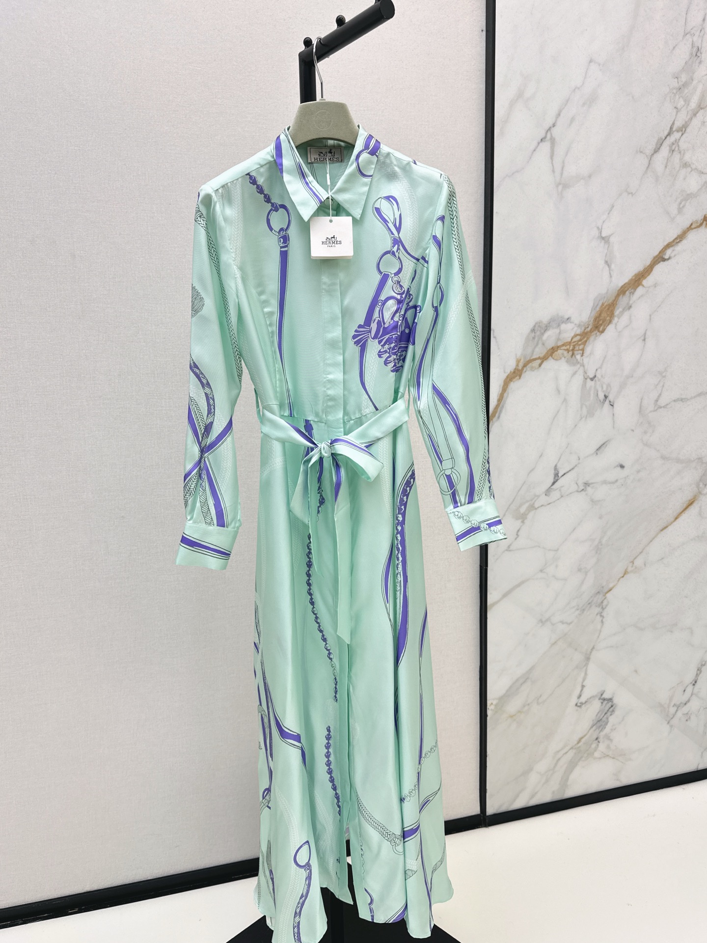 NO:575908,Her 25Ss————The latest positioning printed silk dress for autumn and winter. The texture of 100% silk twill is great. The temperament H version is casual and generous. The perfect color matching and full positioning printing are super high-end. The version is not picky and the upper body is super slim. One color is available for sale. smlxl,,skirts,real silk,alexander wang19860909Her 25Ss————秋冬最新款定位印花真丝连衣裙 百分百真丝斜纹绸质感超赞 气质H版型随性大方 绝美配色全定位印花超高级 版型不挑人上身超显瘦 一色现货发售smlxl,,skirts,real silk,alexander wang,Women's clothing