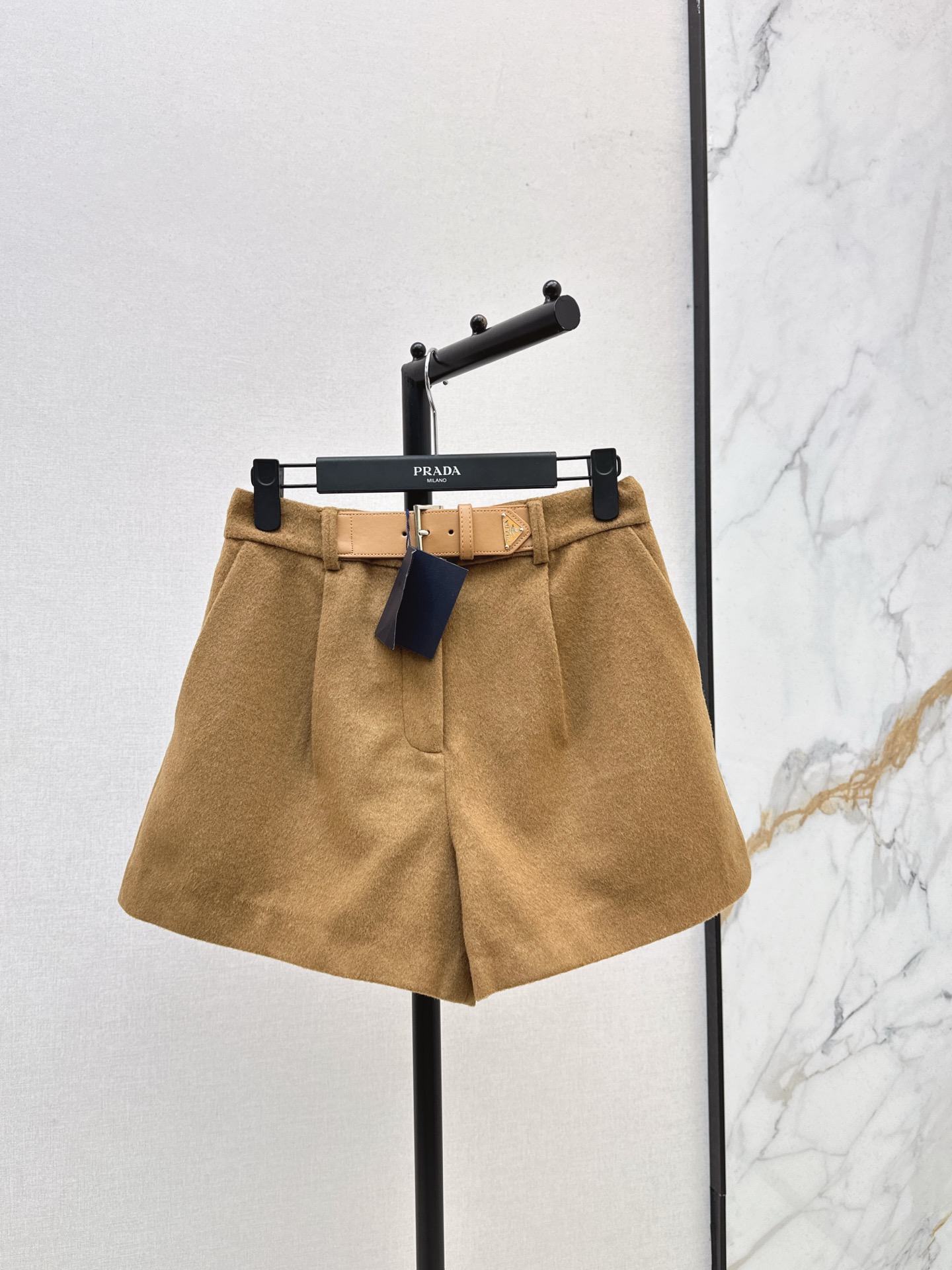 NO:575911,PD 25Ss, the latest style of autumn and winter metal buckle belt embellished short trousers, pleated design, neat cut, straight fit, A and sassy, ​​smart yet elegant, a classic and versatile wardrobe essential, customized wool fabric, two colors ready for sale sml,, alexander wang19860909高知感穿搭 PD 25Ss———秋冬最新款金属扣皮带搭饰短西裤捻褶设计利落剪裁直筒版型又A又飒 干练不失优雅 经典百搭衣橱必备小单品 定制羊毛面料 两色现货发售sml,,alexander wang,Women's clothing