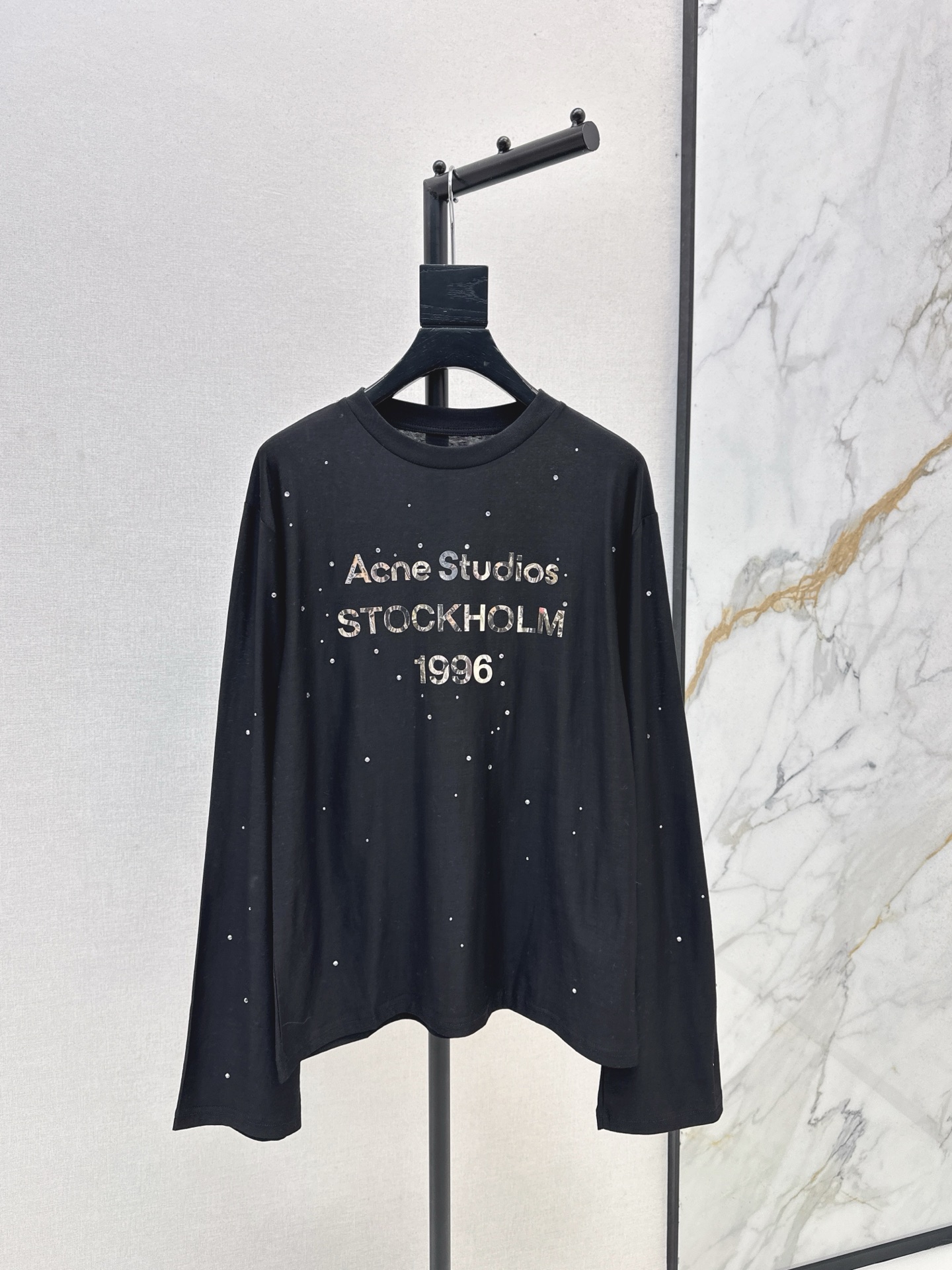 NO:575914,Acn~ E 25Ss————The latest autumn and winter 1996 long-sleeved T-shirt with sequined letters and rhinestones. Classic design. Made of 100% cotton fabric. Decorated with the iconic brand logo print on the front. Comfortable and loose fit. It is both fashionable and functional. Suitable for many occasions. And its shape is also very good. It is loose but not baggy and cleverly increases the tolerability of the outfit. Two colors are available in stock. sml, tees, t-shirt, alexander wang19860909Acn～ E 25Ss————秋冬最新款1996亮片字母烫钻长袖T恤 经典设计 采用百分百棉质面料 正面饰有标志性品牌标识印花 舒适宽松版型 兼具时尚与功能性 适合多种场合穿着 而且它的版型也很绝 宽松但不松垮同时巧妙增加穿搭包容性～两色现货发售sml,,tees，t-shirt,alexander wang,Women's clothing