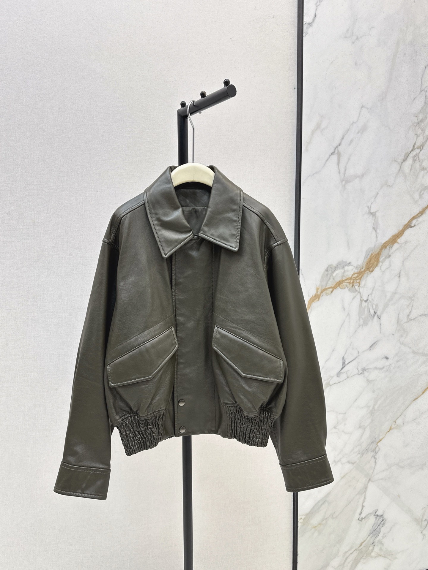 NO:575893,Equipped with a dust bag for long-term and high-sense wear. LM 25Ss————The latest chic and handsome motorcycle-style leather jacket in autumn and winter. The jacket is a very tonal layering tool. The collar is casual and casual~ Exclusively customized 100% imported Napa calfskin with a fleshy and flexible feel. The high-end washed oil wax leather design is low-key and luxurious. The three-dimensional tailoring is fashionable and high-end. The design is awesome. The 3D three-dimensional version is A and rustic.  Two colors ready for sale sml,,jackets & coats,jackets & coats,cowhide,alexander wang19860909配防尘袋长期主义高知感穿搭 LM 25Ss————秋冬最新款潇洒帅气的机车风真皮夹克外套非常有调性的叠搭神器 领子一立随性入骨～ 独家定制百分百进口纳帕小牛皮肉感柔韧 高定洗水工艺油蜡皮设计低调奢华 立体剪裁时髦又高级设计感超赞 3D立体版型又A又飒 两色现货发售sml,,jackets & coats,jackets & coats,cowhide,alexander wang,Women's clothing