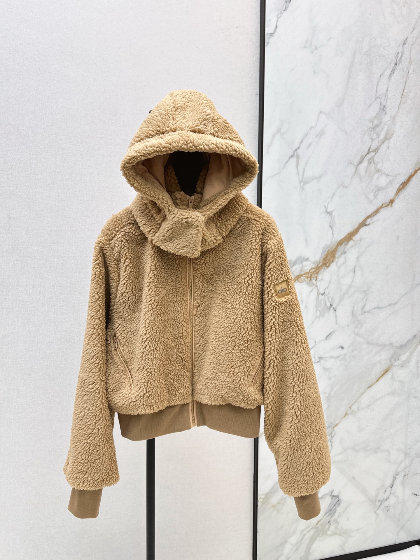 NO:575896,Kendou's same style Alo 25Ss - the latest plush jacket worn by many bloggers and celebrities in autumn and winter. It is a must-have for warm winters. It has a sense of atmosphere. The short spliced ​​thread design is more casual and sporty. The short style is very tall. The hood is removable. The plush fabric texture is also very good. Warmth online. Three colors are on sale in stock sml,, jackets & coats, hats, alexander wang19860909肯豆同款 Alo 25Ss————秋冬最新款超多博主明星都在穿的毛绒外套 暖呼呼的冬日必备 很有氛围感 短款拼接螺纹设计 是比较休闲和运动风的 短款很显高 帽子可以拆卸 毛绒面料质感也很好 保暖在线 三色现货发售sml,,jackets & coats,hats,alexander wang,Women's clothing