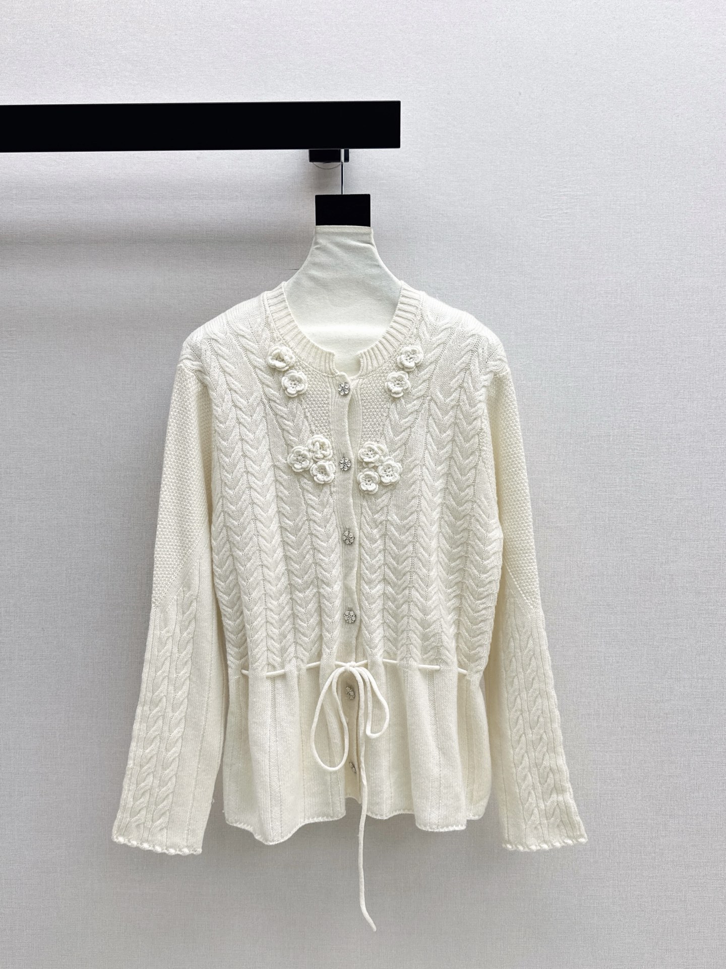 NO:575902,Gentle daily essential inner wear C Home 25Ss————The latest gentle girl’s must-have three-dimensional flower-decorated drawstring retro sweater in autumn and winter is so easy to match. It is very gentle and retro style for daily use. The fabric span is very large and can be worn by girls and mature women with different tastes. Highly recommended~~ Three colors are on sale in stock sml,,chanel,sweaters,alexander wang19860909温柔日常必备内搭 C家 25Ss————秋冬最新款温柔女孩必备立体花朵装饰抽绳复古毛衣太好搭啦很日常的温柔复古风 面料跨度很大少女熟女都可穿出不同味道 强烈推荐哦～～ 三色现货发售sml,,chanel,sweaters,alexander wang,Women's clothing