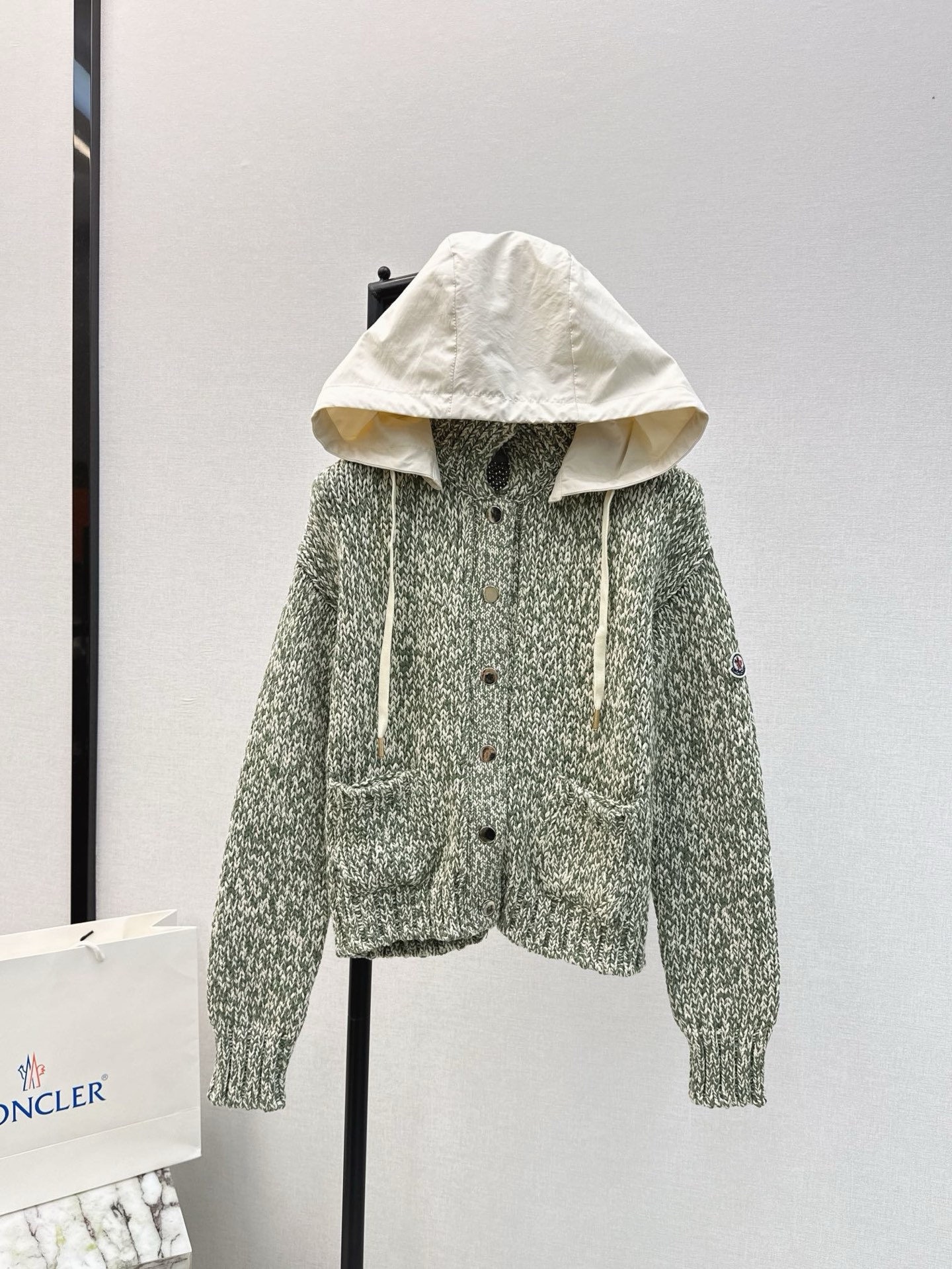 NO:576033,Exclusive launch of MC 25Ss - the latest classic stand-up collar wool knitted jacket for autumn and winter. A must-have item for inner wear in winter. Diamond quilted small stand-up collar, slim fit and versatile. The splicing design is age-reducing and fashionable. The upper body is smart and handsome. Original hardware accessories. One color sml,,jackets & coats,alexander wang19860909独家首发 MC 25Ss———秋冬最新款经典立领羊毛针织外套冬天的内搭神器早秋必备单品 菱格绗缝小立领修身版型百搭不挑人 拼接设计减龄又时髦 上身干练帅气 原版五金配件 一色sml,,jackets & coats,alexander wang,Women's clothing