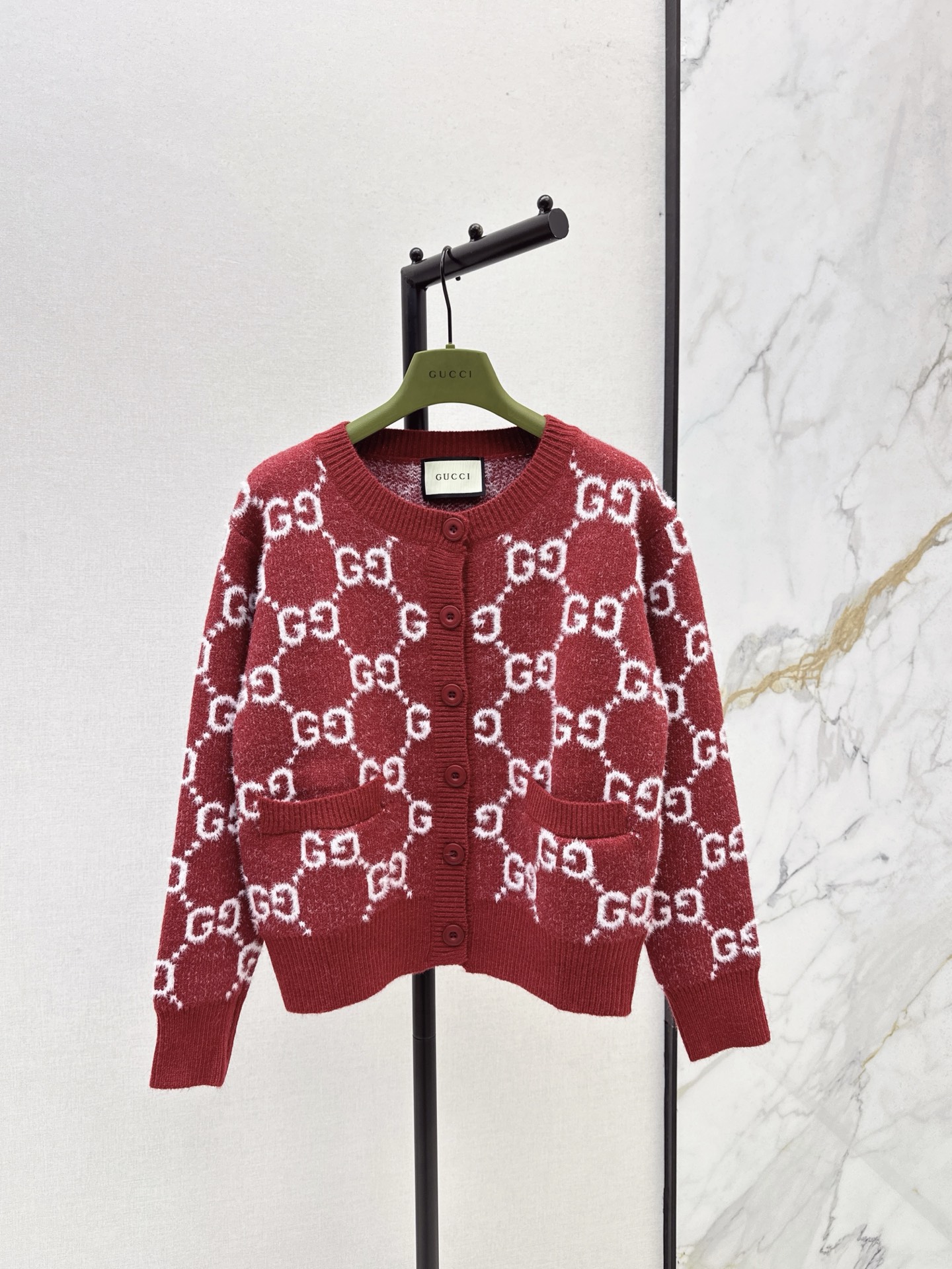 NO:576027,Gu 25Ss————The latest classic logo woven round-neck wool jacket in autumn and winter, 100% wool with delicate and soft texture. Classic age-reducing item. The shape is not picky and makes the upper body look slimmer. The perfect item that is a must-have for those who are rich and beautiful. The texture is great. One color available for sale sml,,jackets & coats,alexander wang19860909Gu 25Ss————秋冬最新款经典logo提织圆领羊毛外套百分百羊毛质感细腻软糯 经典减龄单品 版型不挑人上身巨显瘦 白富美必收的完美单品 质感超赞 一色现货发售sml,,jackets & coats,alexander wang,Women's clothing