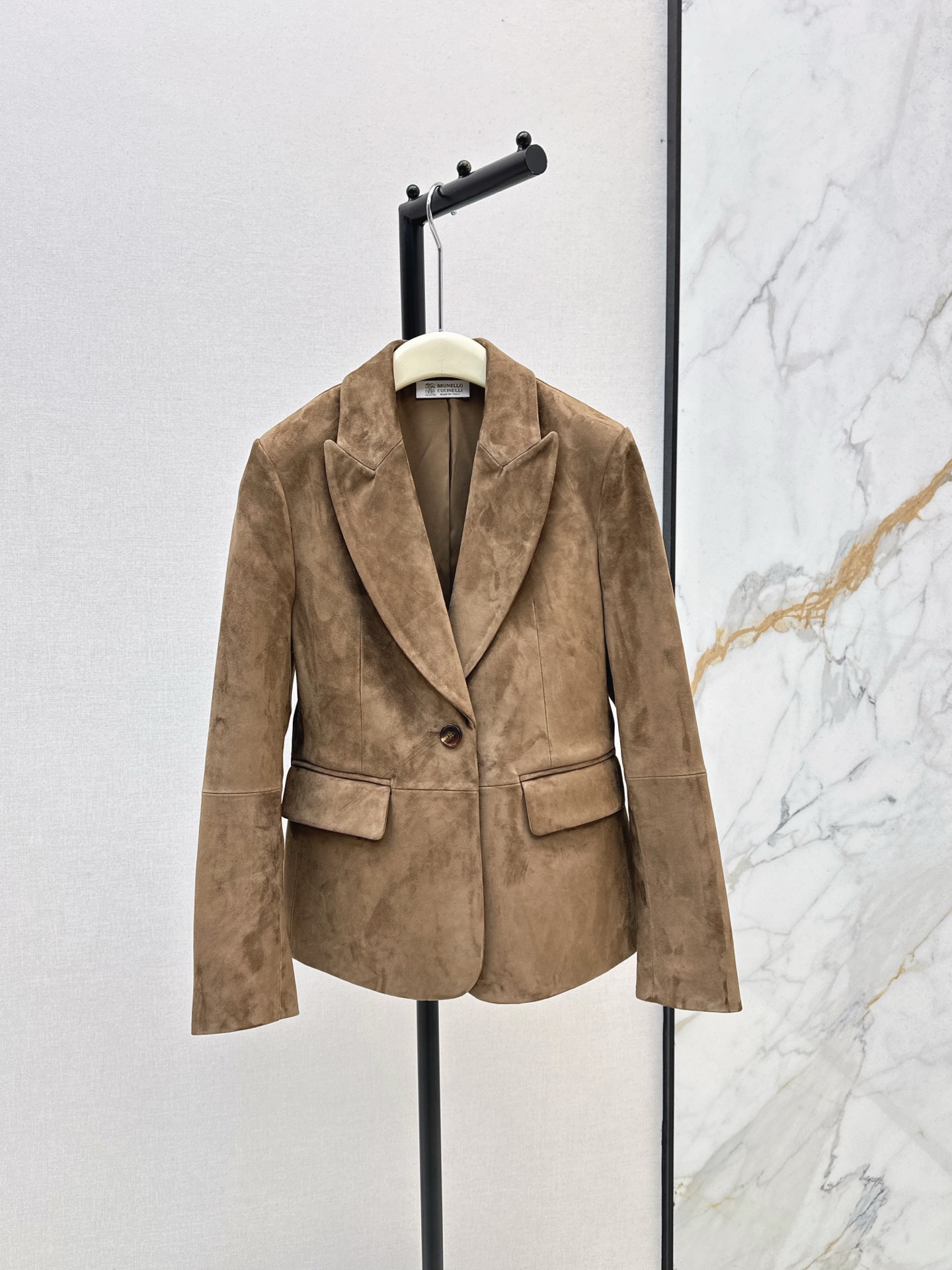 NO:576025,Comes with a dust bag for high-luxury style wear Bc 25Ss————The latest suede suit waisted jacket for autumn and winter Look for the quality of our high-end closed velvet craftsmanship Imported 100% suede lambskin Italian luxury minimalist style Three-dimensional waist casual and elegant Sassy and gentle classic version is not flattering and makes the upper body look slimmer Sweet and salty fashionable and high-end Imported leather is delicate and crisp Two colors are available for sale sml,,jackets &  coats,business suit,sheepskin,chamois leather,alexander wang19860909配防尘袋高奢风穿搭 Bc 25Ss————秋冬最新款麂皮绒西装收腰外套 认准我家高定闭绒工艺品质 进口百分百麂皮绒小羊皮 意式奢华极简风 立体收腰随性优雅 飒爽温柔经典版型不挑人上身很显瘦 可甜可盐时髦又高级 进口皮质细腻挺括 两色现货发售sml,,jackets & coats,business suit,sheepskin,chamois leather,alexander wang,Women's clothing