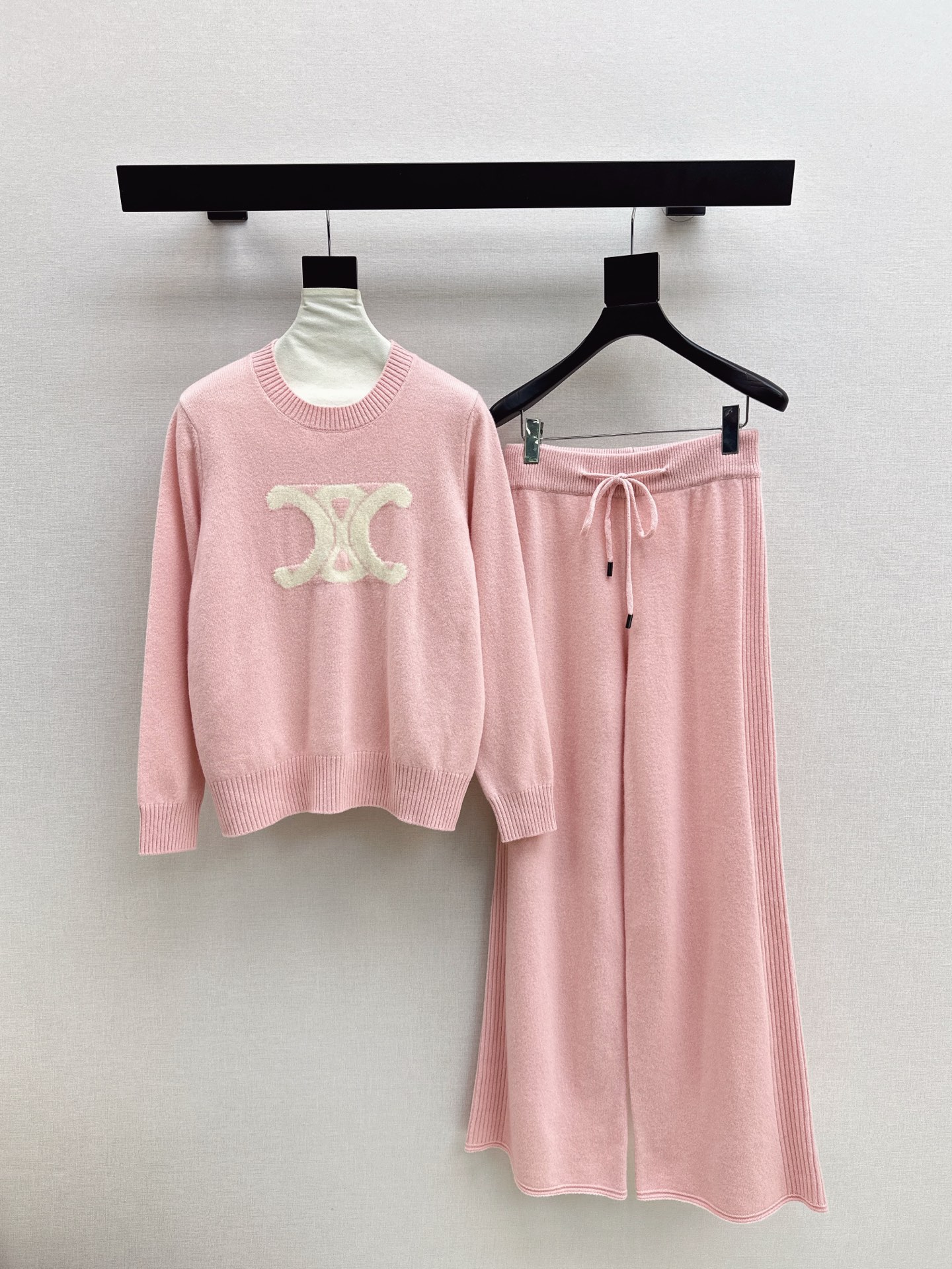 NO:576023,Exclusive model Ce 25Ss - the latest early autumn knitted suit, round neck Arc de Triomphe round neck sweater + elastic waist straight pants. Exquisite beauty. The overall feeling is very simple and elegant. When paired together, it will give you a gentle, beautiful and touching feeling. The color and pattern are impeccable. A must-have set for lazy people. It will look good no matter how you wear it. The texture of the fabric is superb. It is made of customized wool fabrics. The details are in place. Available in one set. Three colors are available for sale sml,,sweaters,alexander wang19860909独家款 Ce 25Ss———早秋最新款针织套装圆领凯旋门圆领毛衣+松紧腰直筒裤 精致美感 整体给人感觉特别的简约大气 一套搭配起来给你人一种温柔美丽动人的感觉 颜色跟版型都无可挑剔 懒人必备一套怎么搭都好看 面料质感一绝 采用的是定制羊毛面料 细节很到位 一套出 三色现货发售sml,,sweaters,alexander wang,Women's clothing