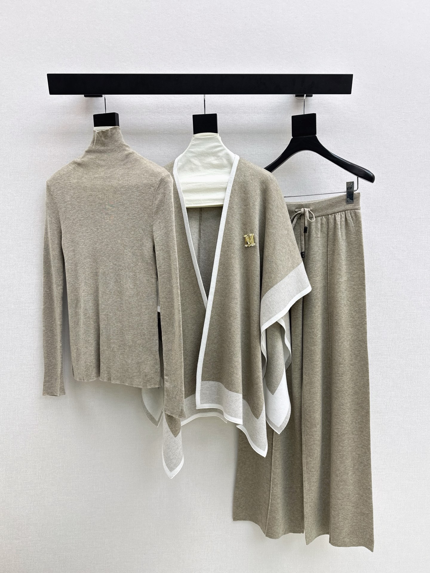 NO:576019,Recommended hot item: Max 25Ss - the latest early autumn knitted suit poncho jacket + turtleneck bottoming shirt + elastic waist straight pants. Exquisite beauty. The overall feeling is simple and elegant. When paired together, it gives you a gentle, beautiful and moving feeling. The color and pattern are impeccable. A must-have set for lazy people. It looks good no matter how you wear it. The fabric texture is excellent. It is made of customized wool fabric. The details are in place. One set. Four colors available for sale sml,, jackets &  coats,alexander wang19860909爆单款推荐 Max 25Ss———早秋最新款针织套装斗篷外套+高领打底衫+松紧腰直筒裤 精致美感 整体给人感觉特别的简约大气 一套搭配起来给你人一种温柔美丽动人的感觉 颜色跟版型都无可挑剔 懒人必备一套怎么搭都好看 面料质感一绝 采用的是定制羊毛面料 细节很到位 一套出 四色现货发售sml,,jackets & coats,alexander wang,Women's clothing