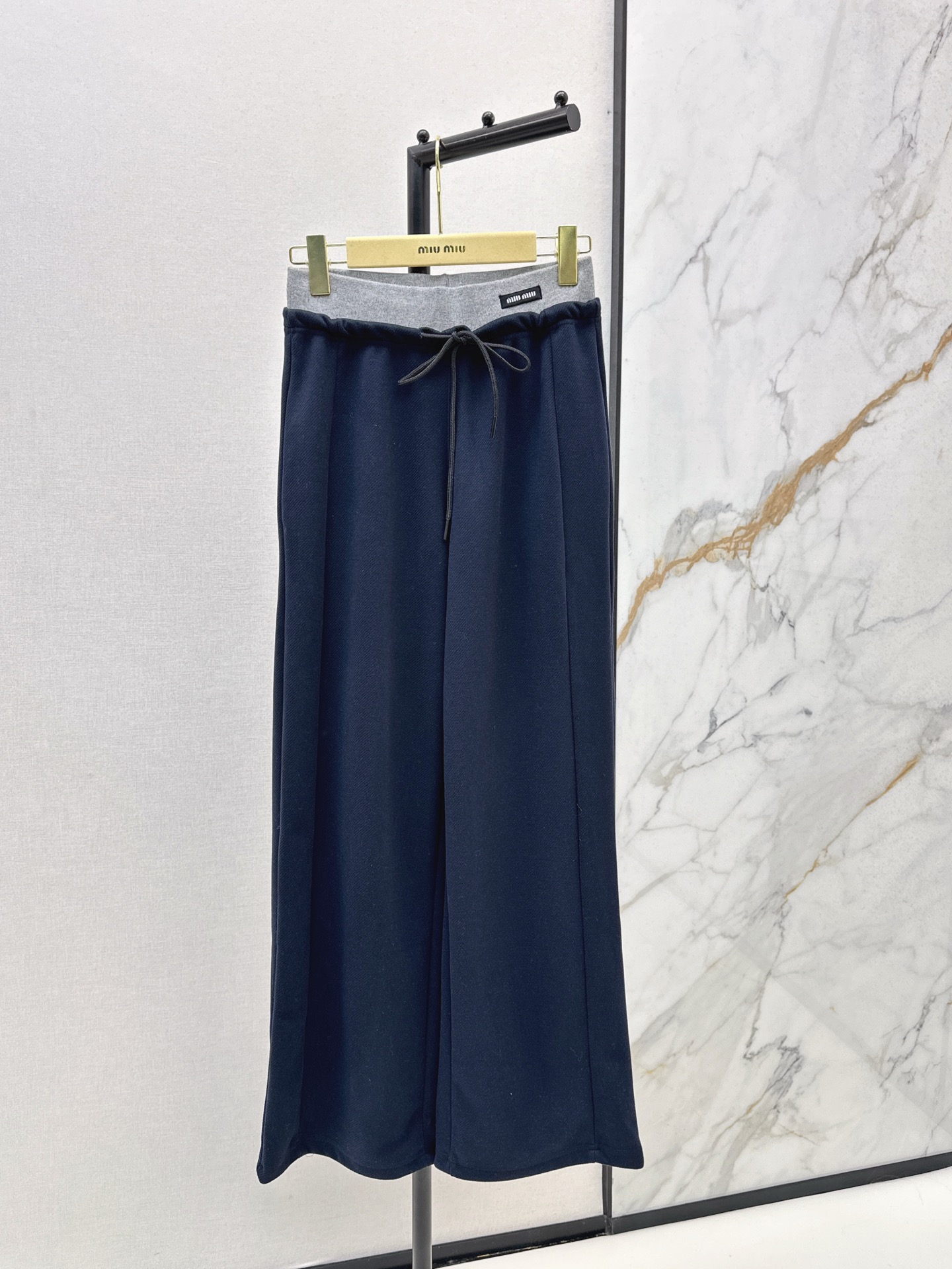 NO:576184,Miu 25Ss - the latest minimalist style thickened straight pants for autumn and winter. Comfortable and stylish. Elegant design. Can be worn by everyday office workers to interpret classic British fashion. A timeless item that can be worn perfectly in all kinds of styles~casual and girly. Available in three colors. sml,,miumiu,alexander wang19860909Miu 25Ss———秋冬最新款极简风加厚直筒裤 质感舒适又有型 优雅气质设计 日常OL都可穿搭演绎经典英伦时尚 一款永不过时的单品 各种都能完美驾驭～休闲少女感 三色现货发售 sml,,miumiu,alexander wang,Women's clothing