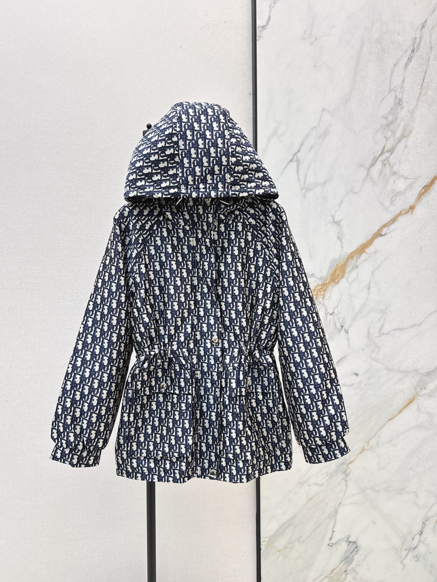 NO:576318,CD 25Ss - the latest classic old flower quilted hooded jacket for autumn and winter. Jacquard fabric is classic and stylish. It can be perfectly controlled in all kinds of styles ~ advanced ready-to-wear methods. The details are so beautiful. It is exquisite and has an everyday age-reducing casual girlish feel. Two colors are available in stock. SML,, jackets & coats, hats, alexander wang19860909CD 25Ss———秋冬最新款经典老花夹棉连帽外套 提花面料 经典又有型 各种都能完美驾驭～高级成衣做法 细节美到爆 精美又日常减龄休闲少女感 两色现货发售sml,,jackets & coats,hats,alexander wang,Women's clothing