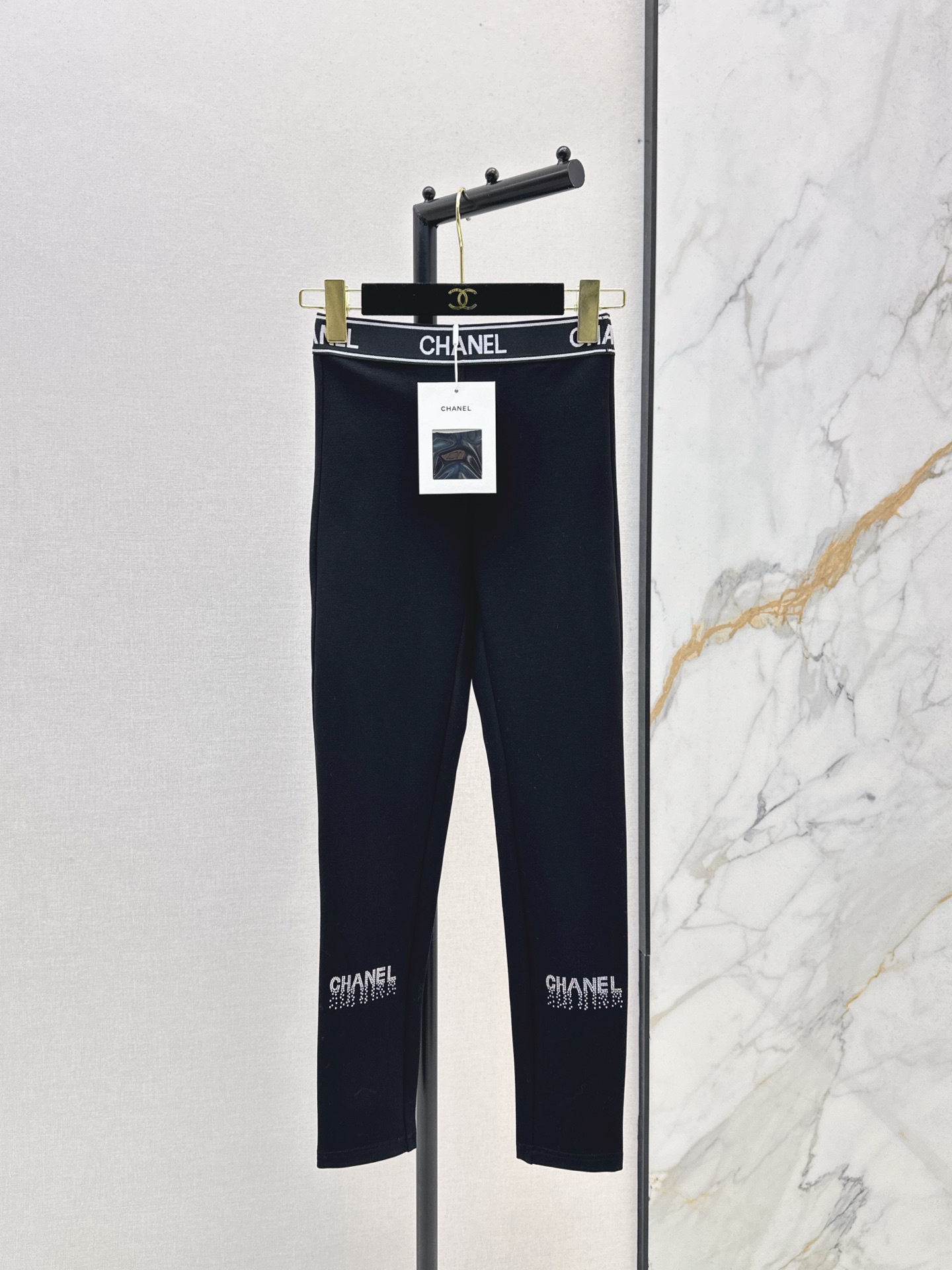 NO:576315,C Home 25Ss————Latest autumn and winter letter webbing hot-drilled high-elastic leggings, custom-made imported high-elastic material, stretchy and comfortable leggings version, elastic butt lift and slim fit, letter logo jacquard decoration on the waist, trouser legs are hot-drilled to create a gradient logo effect. Suitable for tops of various styles. Wear as you like. Moderate thickness. Autumn and winter matching is more in demand. One color ready for sale sml,,chanel,alexander wang19860909C家 25Ss————秋冬最新款字母织带烫钻高弹打底裤定制进口高弹力材质 弹力舒适打底裤版型 弹性十足提臀修身 腰间字母徽标提花装饰 裤腿以烫钻打造渐变徽标效果 适配各种风格的上衣 随心穿搭 适中厚度 秋冬搭配更为需求 一色现货发售sml,,chanel,alexander wang,Women's clothing