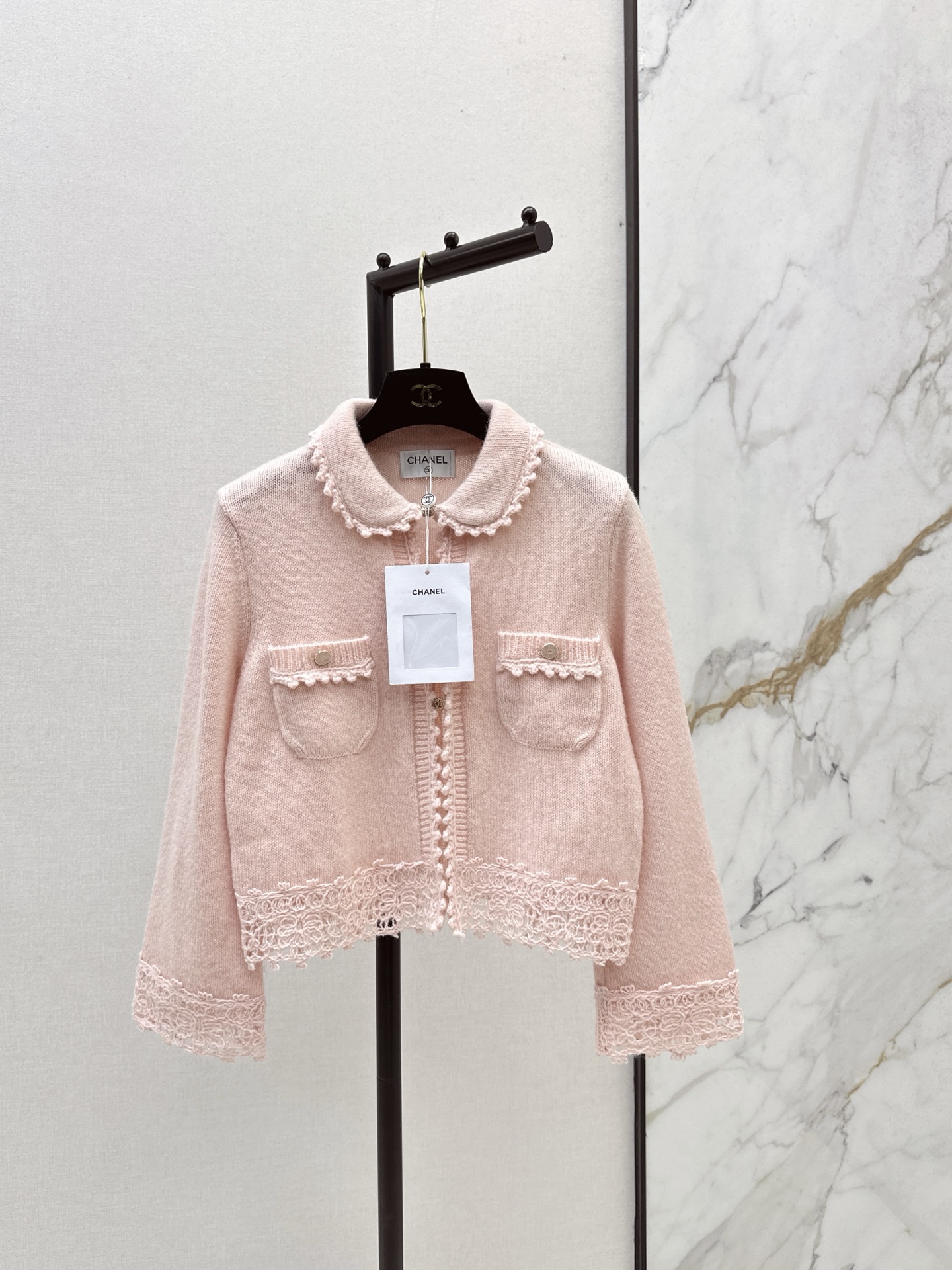 NO:576313,Ladylike temperament C Family 25Ss————The latest autumn and winter doll collar lace cardigan made of alpaca blended material, soft and comfortable, delicate and textured doll collar + lace, sweet and gentle, macaron pink color, two small pockets on the front, very detailed, the hollow lace on the hem and cuffs is super exquisite, easy to control for daily commuting and light luxury occasions. One color ready for sale sml,,chanel,alexander wang19860909名媛气质 C家 25Ss————秋冬最新款娃娃领花边开衫羊驼毛混纺材质 柔软舒适 触感细腻有质感 娃娃领+蕾丝花边 甜美温柔 马卡龙粉色系 前襟两个小口袋 很有细节感 衣摆与袖口的镂空花边超精致 日常通勤 轻奢场合都可以轻松驾驭 一色现货发售sml,,chanel,alexander wang,Women's clothing