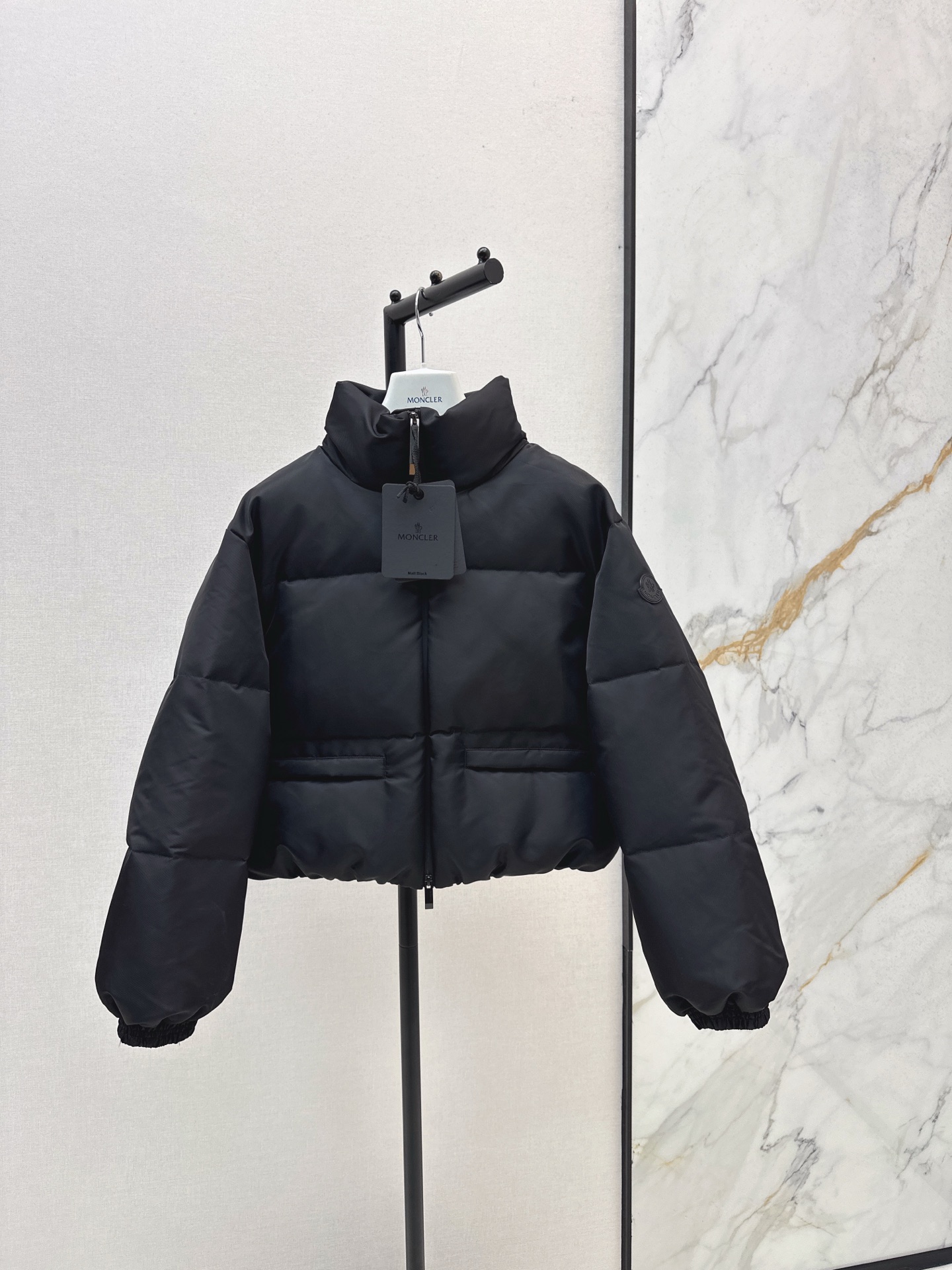 NO:576307,Comes with dust bag Mc 25Ss - the latest stand-collar short down jacket in autumn and winter. The H version is casual and super fashionable. The national standard 90 white duck down filling is light, warm and comfortable. The imported recycled nylon fabric has a great texture. The upper body is handsome, fashionable and durable. Original hardware accessories are recommended. One color ready for sale 0/1/2/3,, jackets & coats, down jacket, alexander wang19860909配防尘袋Mc 25Ss————秋冬最新款立领短款羽绒服外套 H版型随性搭配超时髦 国标90白鸭绒填充轻盈保暖又舒适 进口再生尼龙面料质感超赞 上身帅气时髦耐看又耐穿的一款 原版五金配件 推荐 一色现货发售0/1/2/3,,jackets & coats,down jacket,alexander wang,Women's clothing