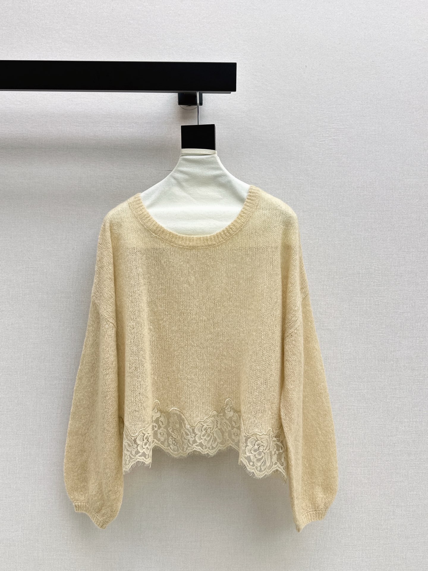 NO:576305,Exquisite item Es 25Ss————The latest spliced ​​lace round-neck cashmere sweater in autumn and winter. It is an easy-to-handle sweater with a lazy feel. It is also relatively tolerant to the figure. It looks slimming. The cashmere yarn has a soft and waxy feel. The upper body is very comfortable. It is super exquisite. A whole heroine Feel. Two colors are available for sale sml,,sweaters,alexander wang19860909精致单品 Es 25Ss————秋冬最新款拼接蕾丝圆领羊绒针织衫 轻松拿捏慵懒感的毛衣 对身材包容度也比较高 嘎嘎显瘦 羊绒纱线 软糯糯的手感 上身很舒服 超显精致感 一整个大女主Feel 两色现货发售sml,,sweaters,alexander wang,Women's clothing