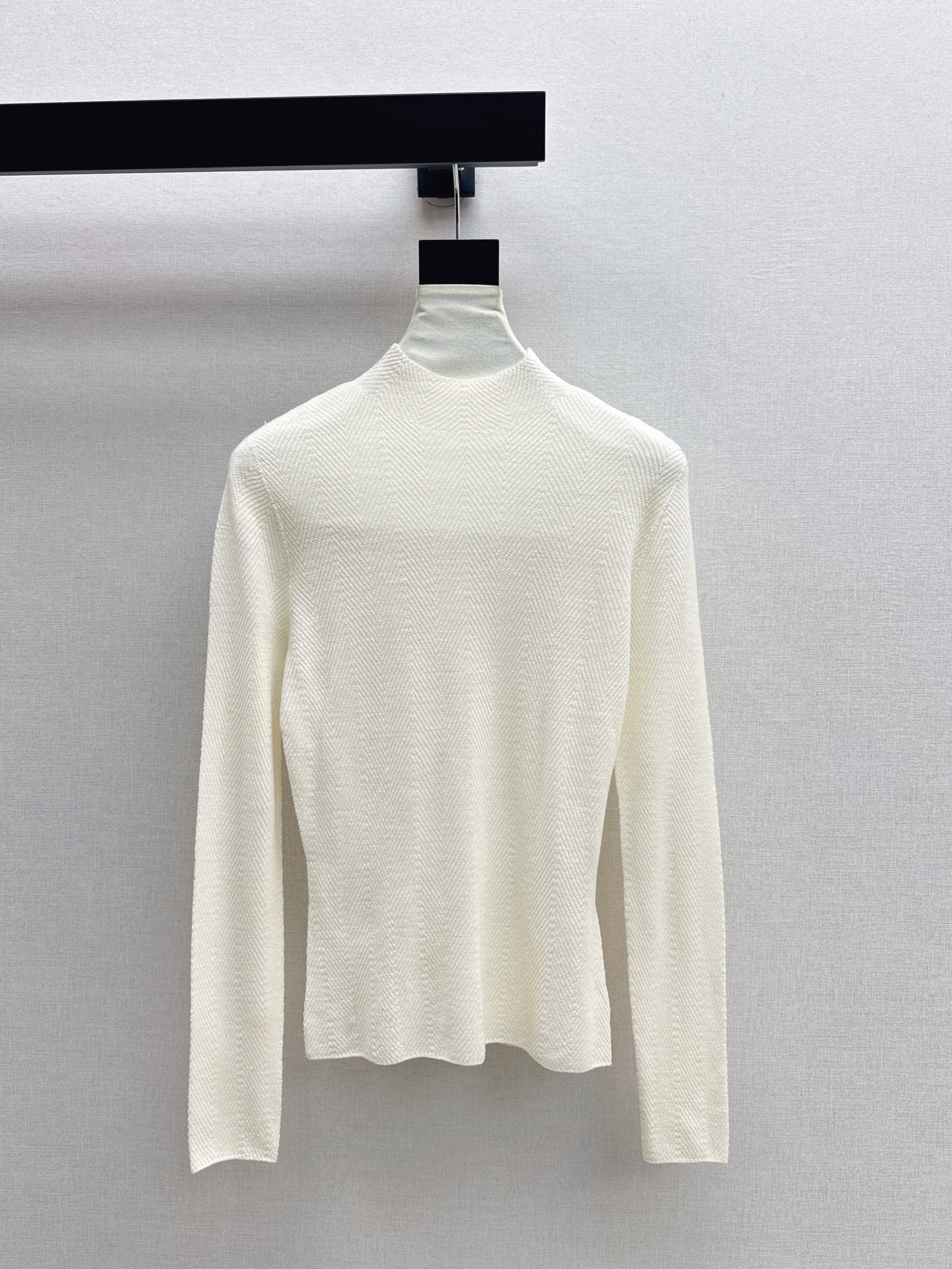 NO:576303,A must-have for everyone, LP 25Ss————The latest mid-high collar bottoming shirt with herringbone pattern in the autumn and winter. It is a daily essential. It is easy to wear and match. It is made of wool knitted yarn. It is very soft, slim and comfortable. The herringbone pattern has bright spots but is not too eye-catching. Four colors are available for sale now: sml, loro piana, alexander wang19860909人手必备 LP 25Ss————秋冬最新款人字纹提织纹里中高领打底衫 日常必备款 各种好穿好搭配 采用羊毛针织纱线面料 十分软糯贴身舒适 人字纹纹里有亮点又不过分吸睛 四色现货发售sml,,loro piana,alexander wang,Women's clothing
