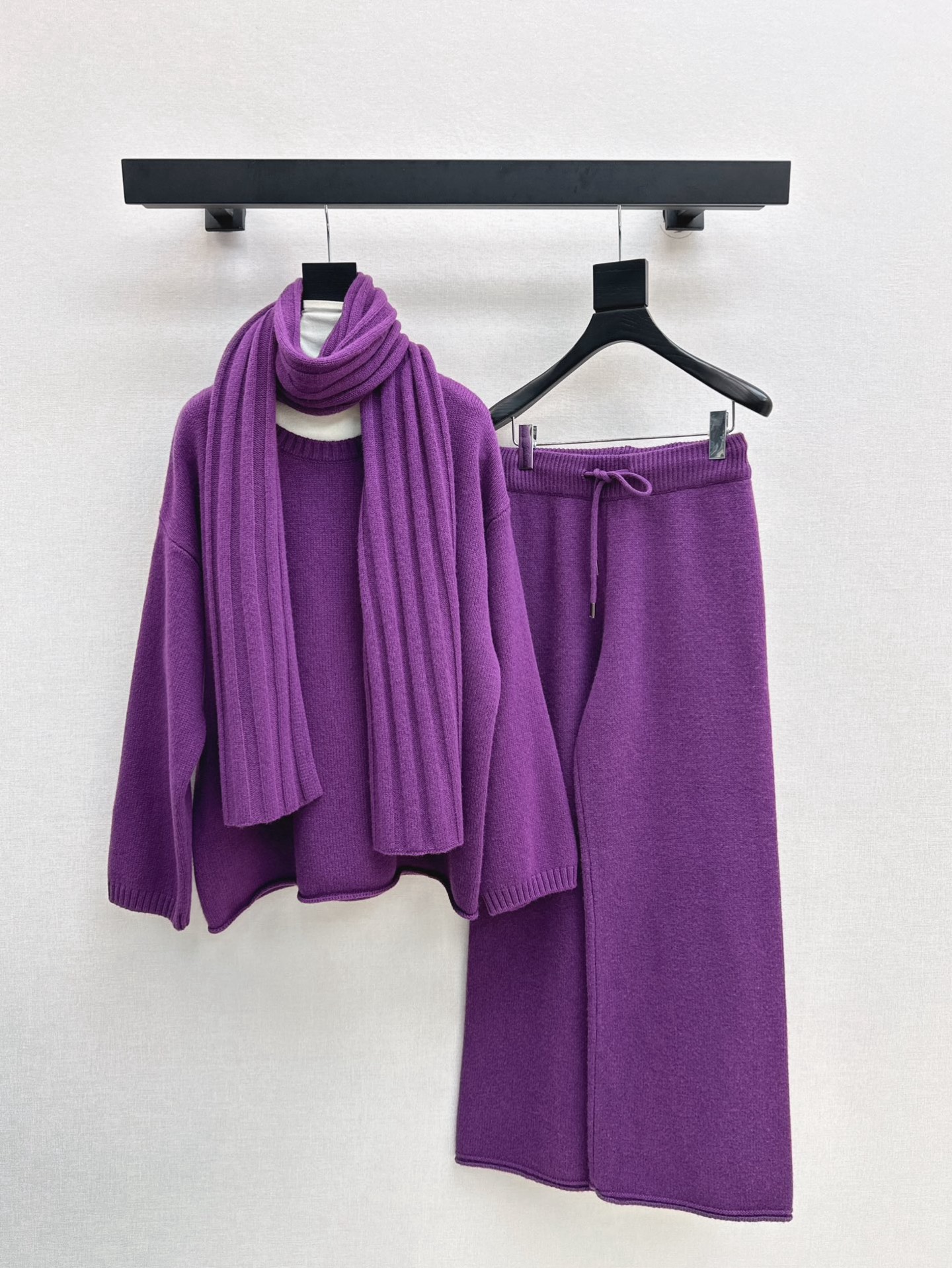 NO:576436,Recommended hot item: Max 25Ss - the latest high-end old-money style lazy suit for autumn and winter. Scarf + classic loose lazy sweater + elastic waist wide-leg pants. 100% wool fabric. The texture is soft and delicate without pricking the skin. A fashionable and casual outfit. Highly recommended for daily wear. The fit-fitting version will not make the upper body bloated. Very eye-catching. It is also a fashionable item to match separately. Available in three colors. sml, alexander wang19860909爆单款推荐 Max 25Ss————秋冬最新款高级老钱风慵懒套装 围巾+经典宽松慵懒针织衫+松紧腰阔腿裤 百分百羊毛面料 质感柔软细腻不扎皮肤 时髦休闲范的一套搭配 日常穿很推荐 比较合体的版型 上身不会臃肿 非常吸睛 分开搭配也是时髦单品 一套出 三色现货发售sml,,alexander wang,Women's clothing