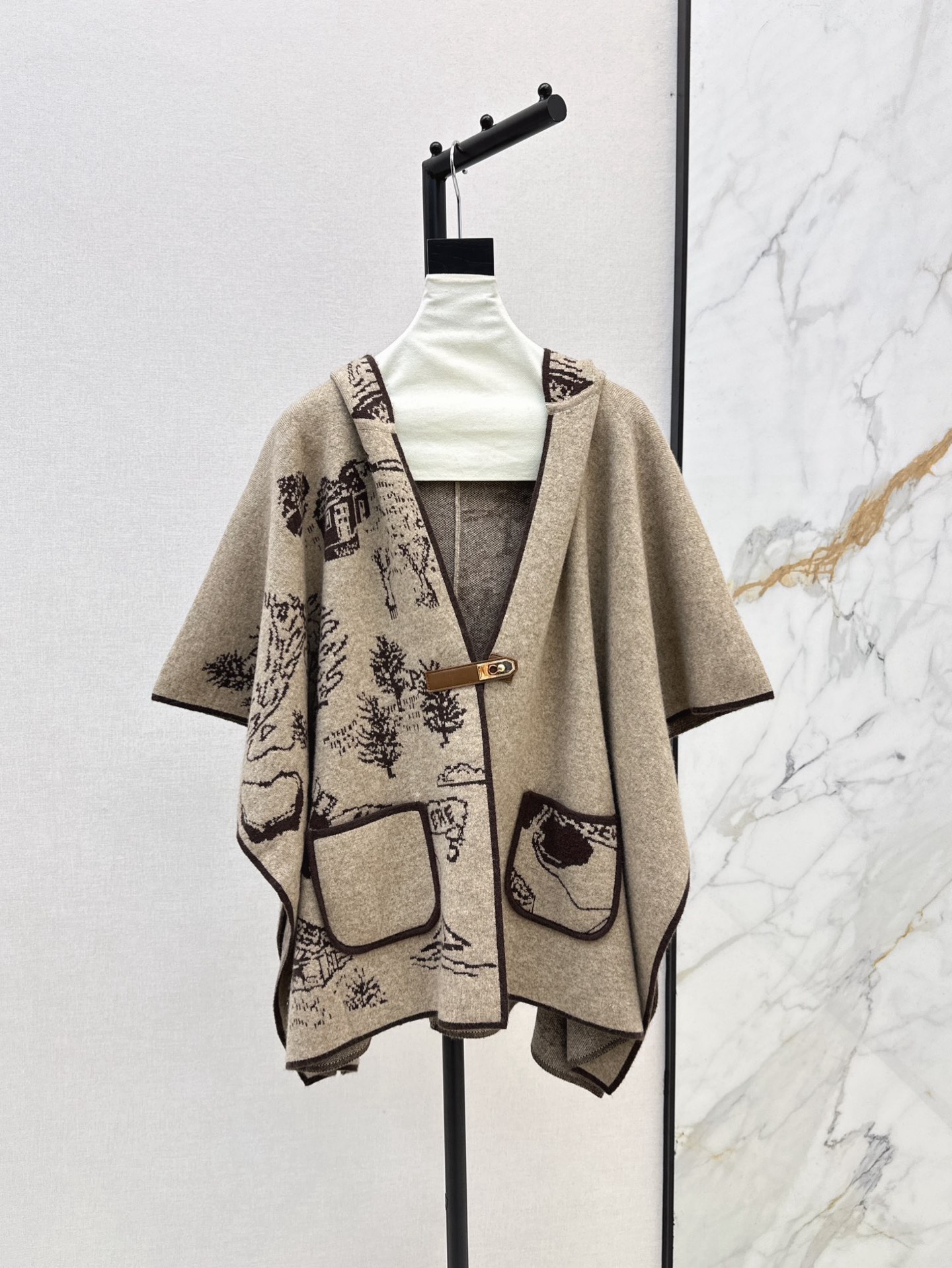 NO:576433,Exclusive first release Bur 25Ss————The latest fashionable British-style wool cape jacket in early autumn with classic color and close your eyes~~The fashionable western-style cape style is super tolerant. 100% wool fabric. Two colors, one size fits all. Ready for sale,,burberry,jackets & coats,alexander wang19860909独家首发 Bur 25Ss————早秋最新款时髦英伦风羊毛斗篷外套经典配色闭眼入～～时髦洋气斗篷版型包容性超棒 百分百羊毛面料 两色均码 现货发售,,burberry,jackets & coats,alexander wang,Women's clothing