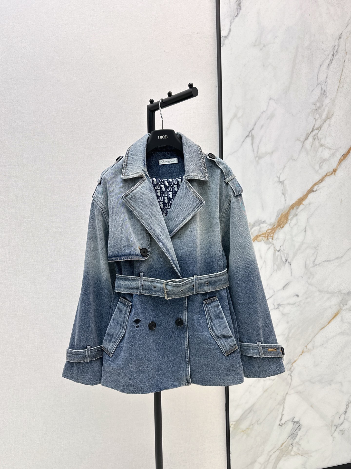 Dior Denim Trenchcoat met Overslagkraag en Riem - Stijlvol en Eigentijds