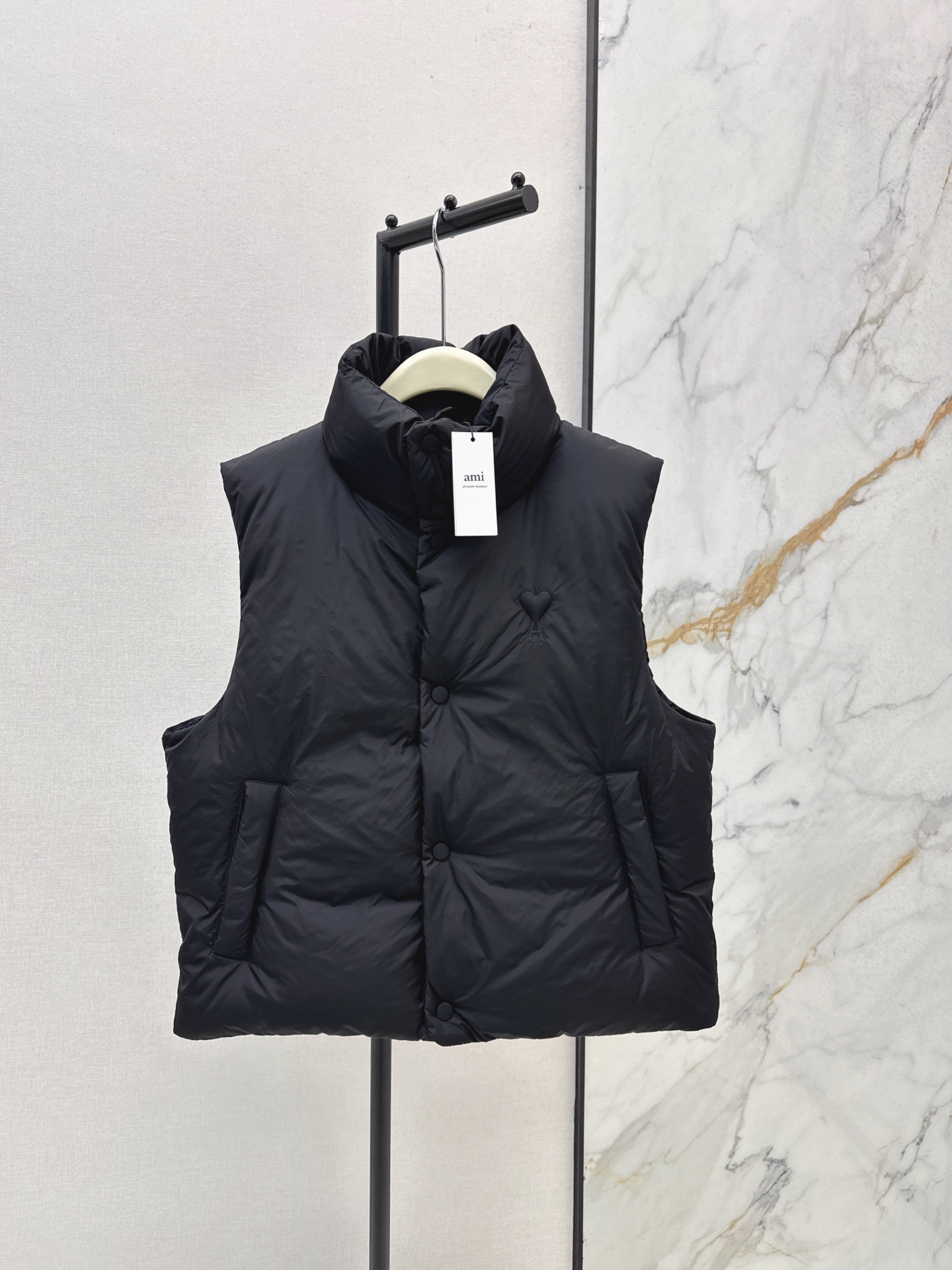 Ami Gilet matelassé noir avec col montant, confortable et élégant