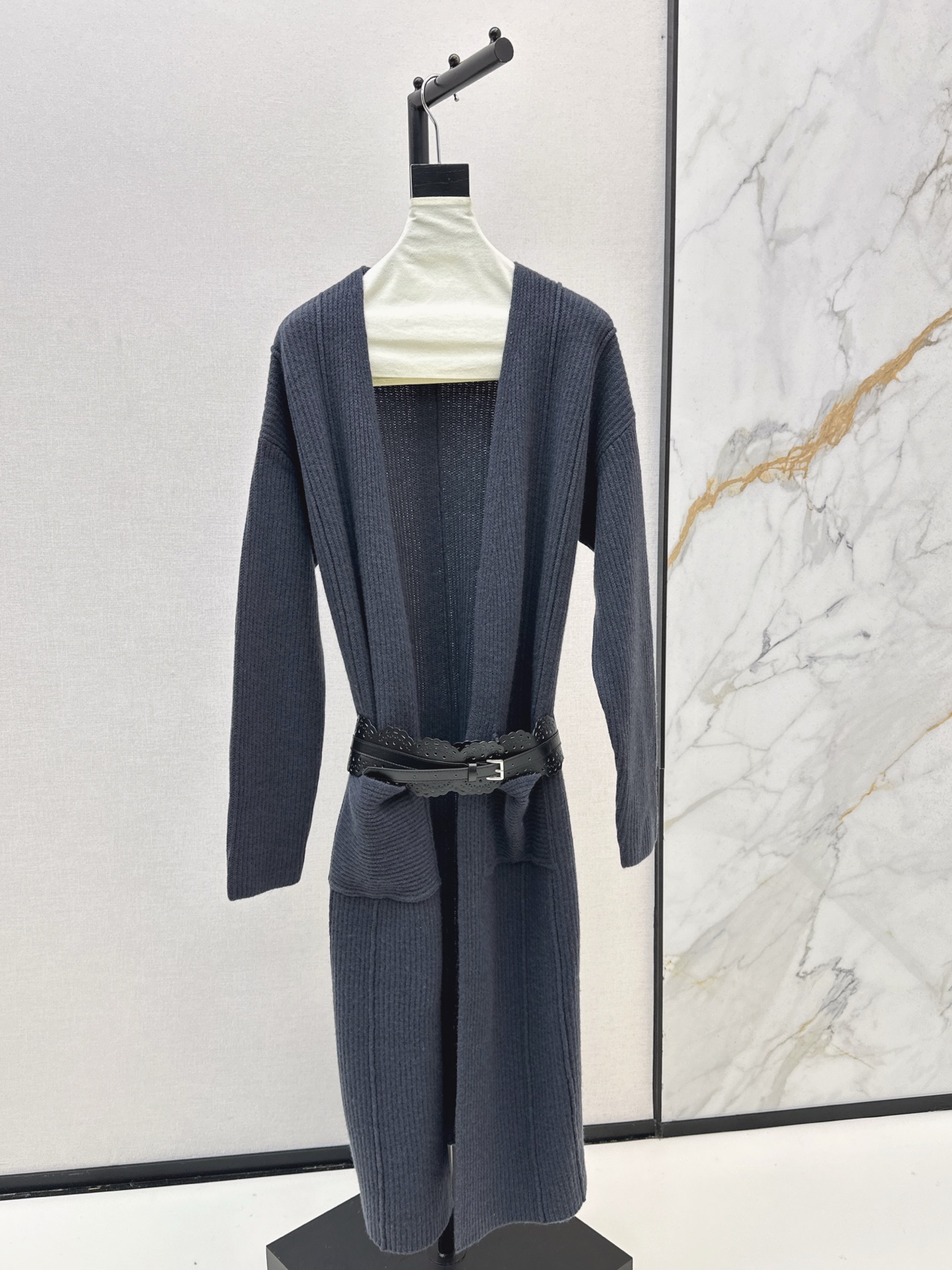 NO:576414,Minimalist old money style outfit Ala 25Ss————The latest lazy long knitted coat for autumn and winter, 100% wool yarn, slightly fluffy and soft texture, the upper body is lazy, fashionable and full of old money. It is good as a jacket or cardigan. The atmosphere is full. Delivery belt. Three colors are available for sale sml,,jackets & coats,alexander wang19860909极简老钱风穿搭 Ala 25Ss————秋冬最新款慵懒款长款针织大衣百分百羊毛纱线 微蓬松的柔软质感 上身慵懒时髦又老钱感拉满 当外套或者当开衫都很不错 氛围感直接拉满 配送腰带 三色现货发售sml,,jackets & coats,alexander wang,Women's clothing