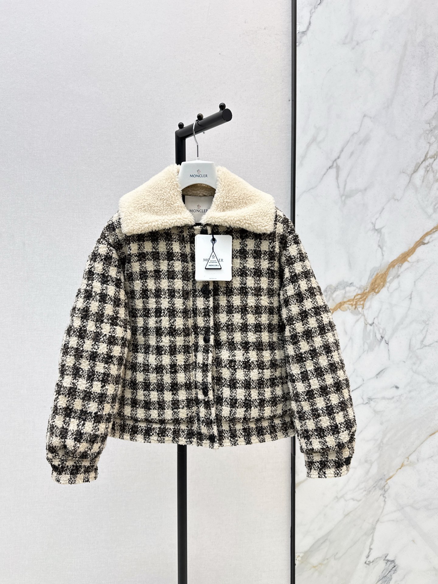 NO:576412,Equipped with a dust bag and the same model as the catwalk, Mc 25Ss - the latest denim hooded Teddy lapel bread down jacket in autumn and winter, national standard 90 velvet. Customized woolen fabric. Custom-woven wool blended plaid fabric + environmentally friendly artificial Teddy fur collar. Soft to the touch. Rich colors. Three-dimensional texture. Good durability. Filled with velvet. Strong cold resistance. One color ready for sale. sml,, down jacket, hats, alexander wang19860909配防尘袋走秀同款 Mc 25Ss———秋冬最新款粗花尼连帽泰迪翻领面包羽绒服国标90绒 定制粗纺面料 定织的羊毛混纺格纹面料 +环保人造泰迪毛领 触摸手感柔软 色彩呈现丰富 肌理立体 同时具有较好的耐用性 充绒饱满 抗寒性能强 一色现货发售sml,,down jacket,hats,alexander wang,Women's clothing