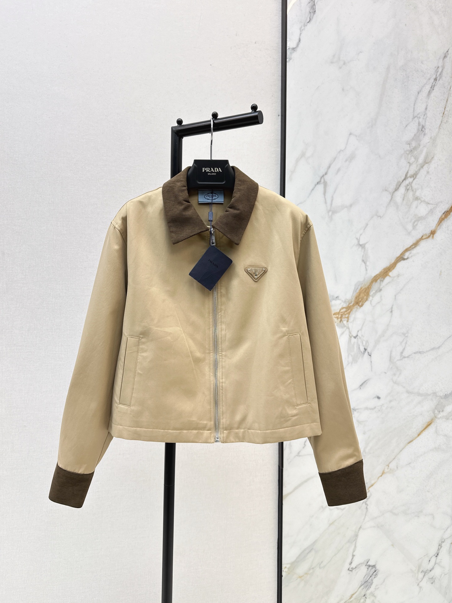 NO:576586,PD 25Ss————The latest contrasting color lapel jacket in autumn and winter. Extremely fashionable. Haute couture exclusive triangular logo. Juejuezi’s splicing fabric. Casual and easy. Good texture. Exquisite and fashionable. Two colors available for sale sml,,jackets & coats,jackets & coats,alexander wang19860909PD 25Ss————秋冬最新款撞色翻领夹克外套时髦度爆棚 高级定制三角标专属Logo 绝绝子的拼接面料 随性洒脱 质感也敲好 精致又时尚 两色现货发售sml,,jackets & coats,jackets & coats,alexander wang,Women's clothing