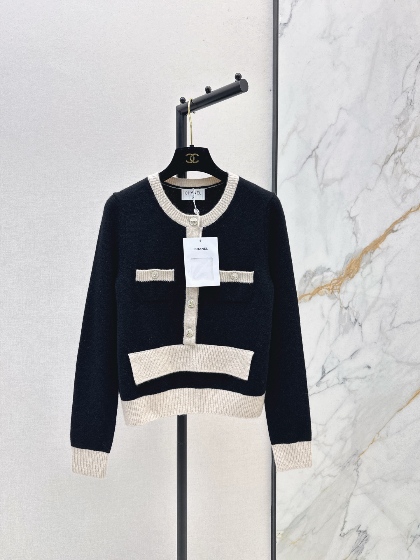 NO:576583,High version C Home 25Ss - the latest collection of contrasting colors for autumn and winter. Round neck cardigan + hip skirt + elastic waist straight pants. The splicing of black and off-white is an eternal tacit understanding of classic colors. The pockets and cuffs are embellished with metal buckles. The delicate knitted fabric gently wraps the body shape. It not only retains the casual laziness of French dressing, but also hides the high-end texture, allowing you to exude a fragrant calmness and sophistication in every move.  Two colors ready for sale sml open,,chanel,skirts,alexander wang19860909高版本 C家 25Ss————秋冬最新款撞色一系列 圆领开衫+包臀半裙+松紧腰直筒裤 黑与米白的拼接 是经典配色的永恒默契 口袋与袖口金属扣点缀 细腻的针织面料温柔包裹身形 既保留了法式穿搭的随性慵懒 又暗藏高级质感 能让你在举手投足间 散发出香式的从容与精致 两色现货发售sml 开,,chanel,skirts,alexander wang,Women's clothing