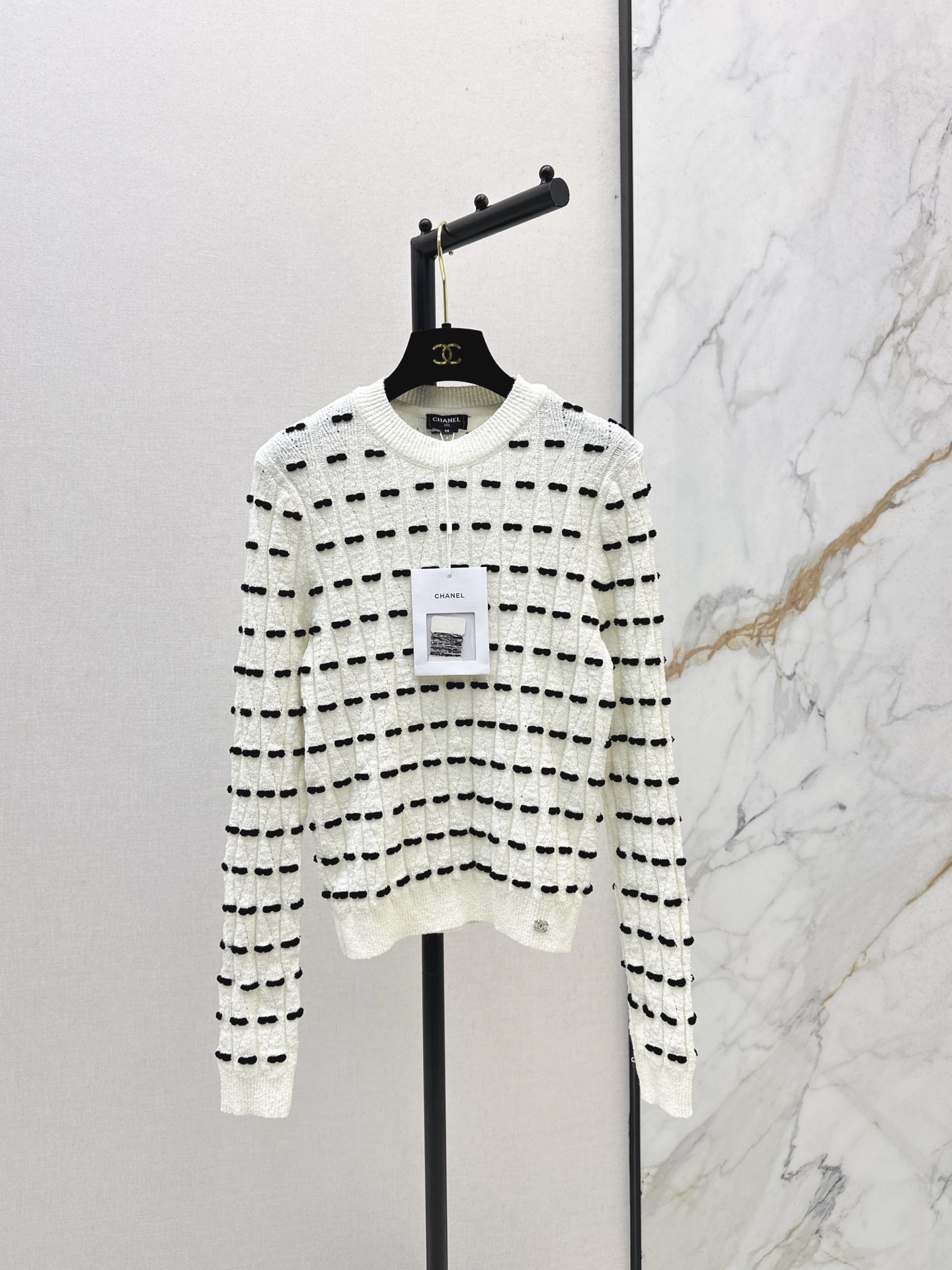 NO:576580,C Home 25Ss————The latest black and white bow-knot element long-sleeved sweater in autumn and winter. The texture of imported blended yarn is delicate and soft. The three-dimensional embellishment is exquisite and cute. A must-have artifact for white and rich beauty ~ French palace style can be sweet or salty. The classic version has a slimming upper body. Two colors are available for sale now sml,,chanel,alexander wang19860909C家 25Ss————秋冬最新款黑白蝴蝶结元素长袖针织衫进口混纺纱线质感细腻柔软 立体点缀精致可爱 白富美必入神器～法式宫廷风气质可甜可盐 经典版型上身巨显瘦 两色现货发售sml,,chanel,alexander wang,Women's clothing