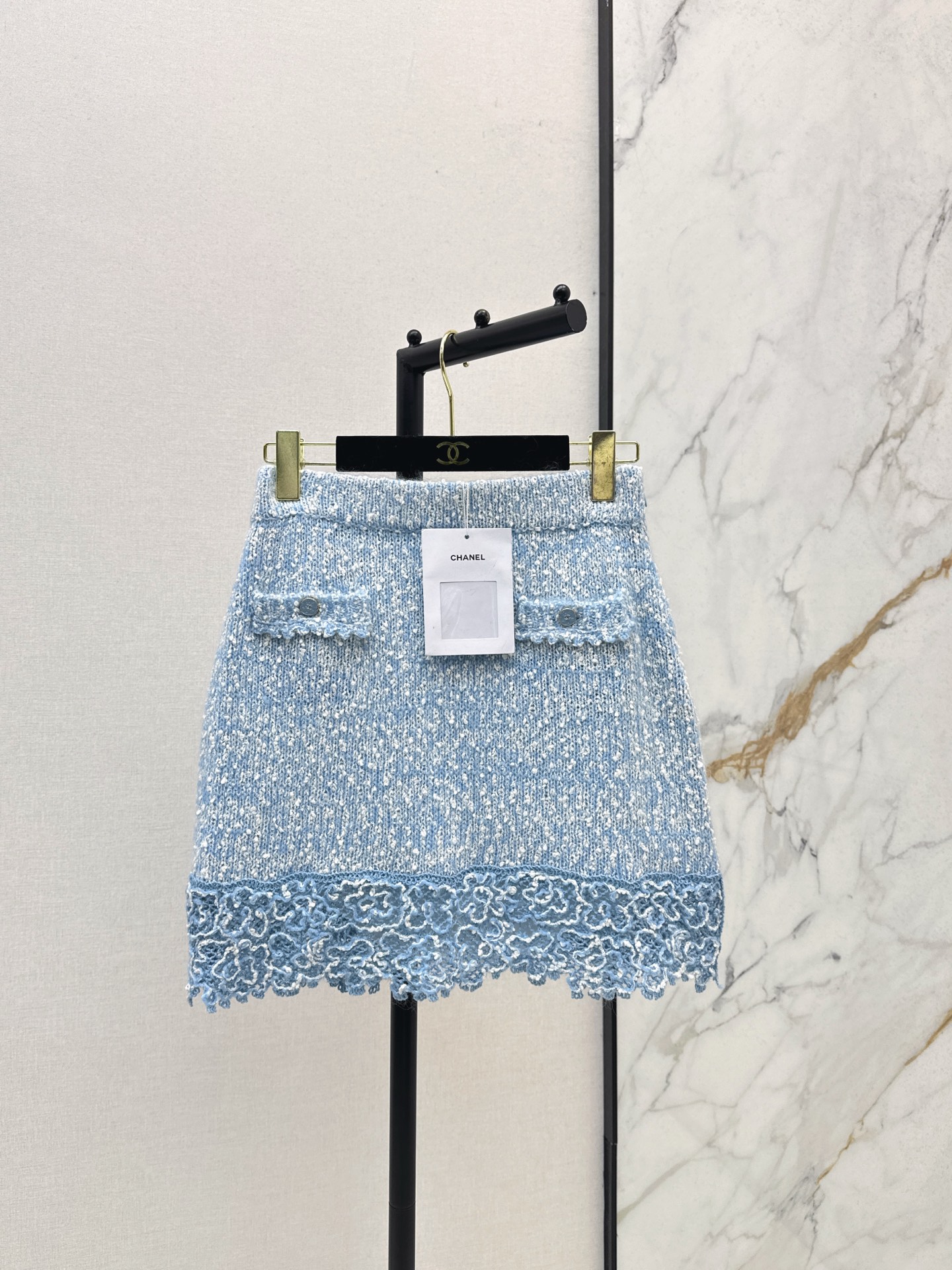 NO:576574,Ladylike Temperament C Home 25Ss——The latest ladylike temperament suit in autumn and winter, doll collar knitted cardigan + hip-covering skirt, mohair blended material, soft and delicate touch, online texture, light blue tone like Monet paintings, gentle atmosphere can be directly grasped!  Blue and white are intertwined. Snowflake blue is really healing. The doll collar, collar, hem and cuffs are all made of lace splicing and have a sense of detail. It feels like gold. One color is available in stock, sml, chanel, skirts, alexander wang19860909名媛气质 C家 25Ss———秋冬最新款名媛气质套装娃娃领针织开衫+包臀半裙 马海毛混纺材质 触感柔软细腻 质感系在线 浅蓝色调像莫奈画作 温柔氛围感直接拿捏！蓝白色相互交织 雪花蓝真的很治愈 娃娃领 领口衣摆袖口全部做了花边拼接重工又有细节感 千金感好足 一色现货发售sml,,chanel,skirts,alexander wang,Women's clothing