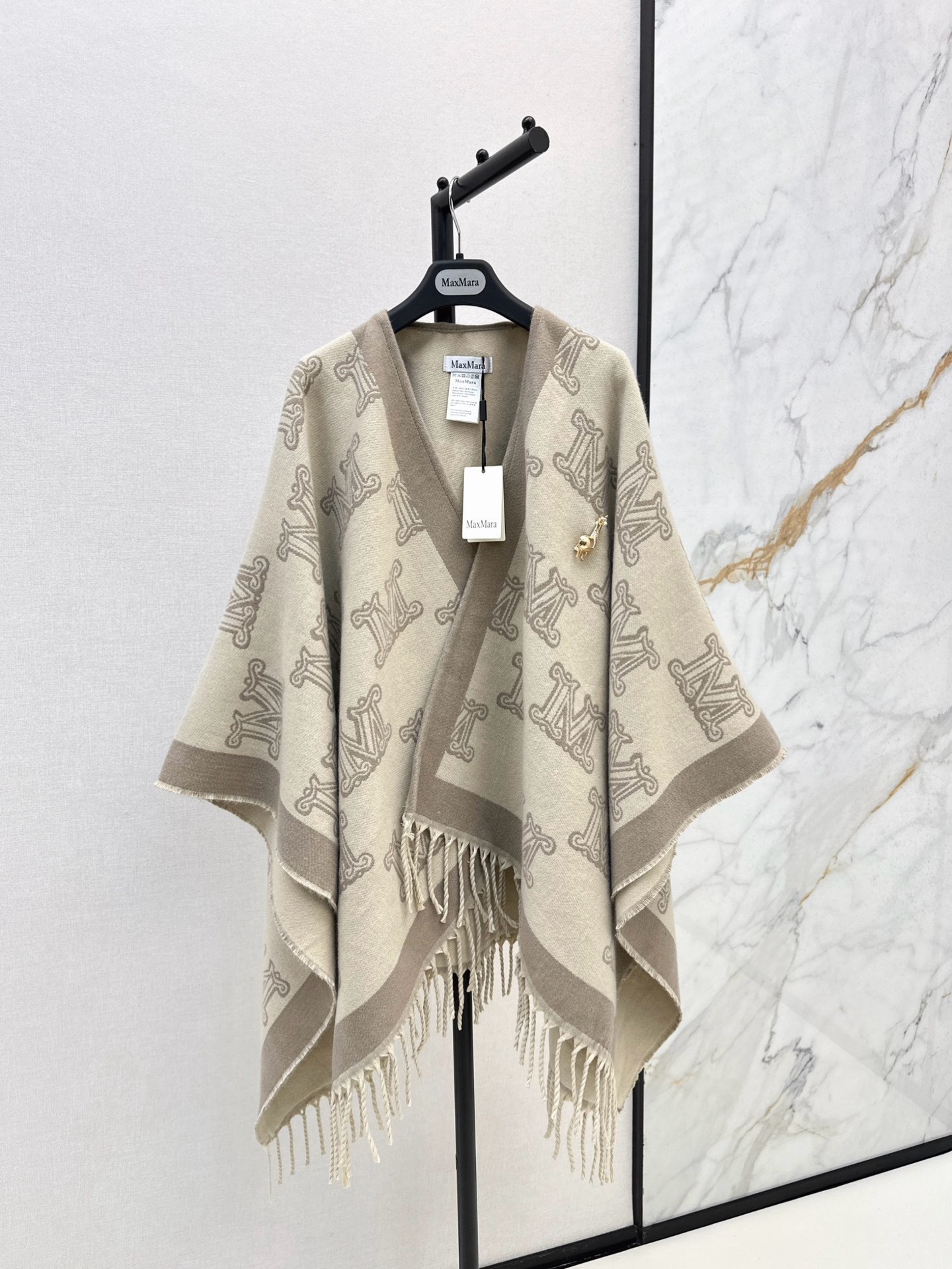 NO:576702,Exclusive debut of Max 25Ss - the latest classic pattern wool shawl and large scarf cloak in autumn and winter. Original custom-made craftsmanship. Hand-made piping and beard crafts. Irregular drape is handsome and modern. Advanced color matching double-woven pattern. Low-key luxury creates British retro style. Imported wool is fine, comfortable and warm. The original tailoring version is perfect and easy to control. The upper body is extremely elegant and casual and high-end. Delivery brooch. One-size-fits-all, brooch, breastpin, shawls, alexander wang19860909独家首发 Max 25Ss————秋冬最新款经典图案羊毛披肩大围巾斗篷原版定制工艺 纯手工滚边流须工艺 不规则垂坠感帅气摩登 高级配色双织图案 低调奢华打造英伦复古风尚 进口羊毛细腻舒适又保暖 原版剪裁版型完美轻松驾驭 上身极致优雅的随性高级感 配送胸针 一色均码,,brooch，breastpin,shawls,alexander wang,Women's clothing