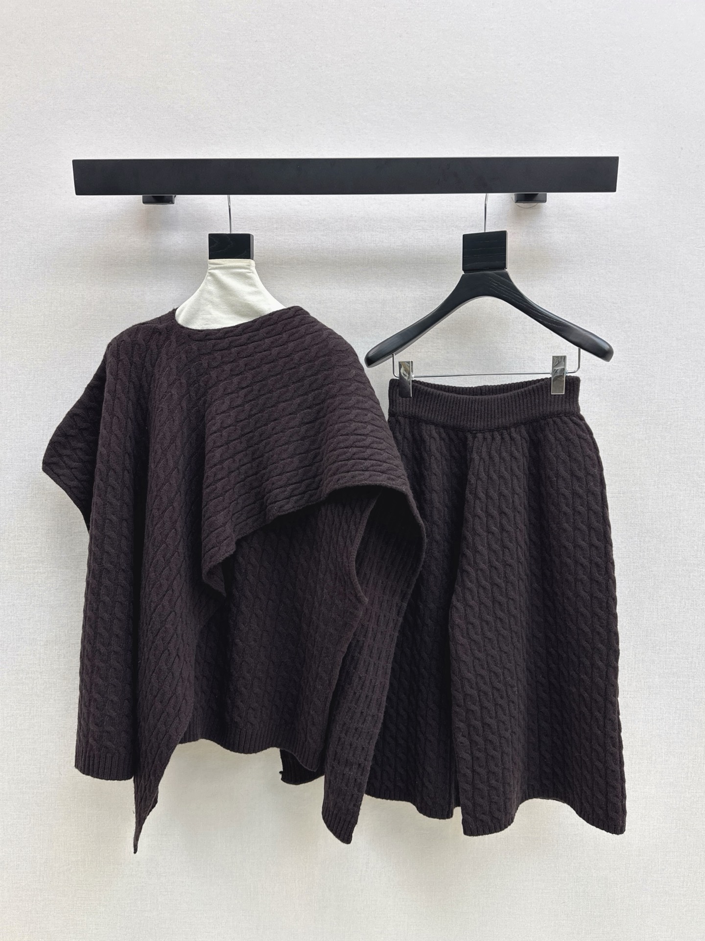 NO:576699,Exclusive debut Max25Ss - the latest lazy style wool suit in autumn and winter with a large shawl design wool jacket + elastic waisted trousers. The most popular Maillard color series. 100% worsted wool yarn fabric + three-dimensional twist knitting technology. Thick and textured. Simple and elegant lazy version. Durable. Warmth and appearance are both online.  !  Super stretchy and not flattering on your figure. Sold as a set. Two colors ready for sale. SML, jackets & coats, shawls, alexander wang19860909独家首发 Max25Ss———秋冬最新款慵懒风羊毛套装大披肩设计羊毛外套+松紧腰五分裤 爆单款美拉德色系 百分百精纺羊毛纱线面料+立体麻花编织工艺 实物厚实有质感 简约大气慵懒版型 经久耐穿 保暖度和颜值却都在线～～最实穿百搭的精品 秋冬打底叠穿日常高级！！超大弹力不挑身材 一套出售 两色色现货发售sml,,jackets & coats,shawls,alexander wang,Women's clothing