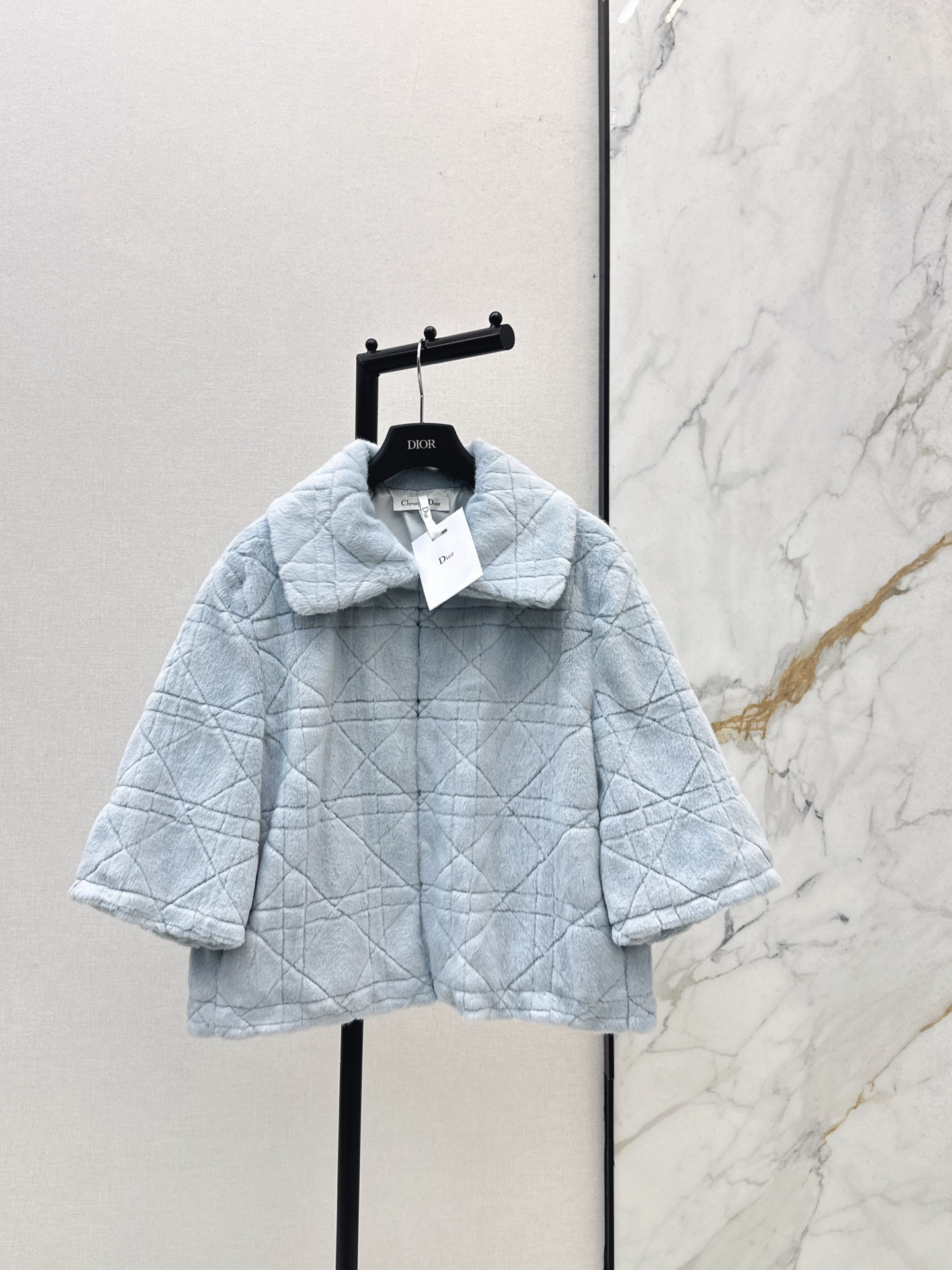 NO:576920,CD 25Ss————The latest eco-friendly fur jacket with diamond design of Princess Diana in autumn and winter. It is made of environmentally friendly imitation mink fur. It feels particularly delicate and comfortable. The warmth retention effect is also online. It is good-looking and practical to wear. The color is a super pretty nude pink. It is a plus point. It is easy to control. The hidden hook and button design at the placket is very considerate. Available in stock in one color, sml,, jackets & coats, alexander wang19860909CD 25Ss————秋冬最新款戴妃菱格设计环保皮草外套 采用环保的仿貂毛 手感特别细腻舒服 保暖效果也在线 妥妥的又有颜值又实穿 颜色是超好看的裸粉色 很加分 很好驾驭 门襟位置有隐藏的勾扣设计很贴心 一色现货发售sml,,jackets & coats,alexander wang,Women's clothing