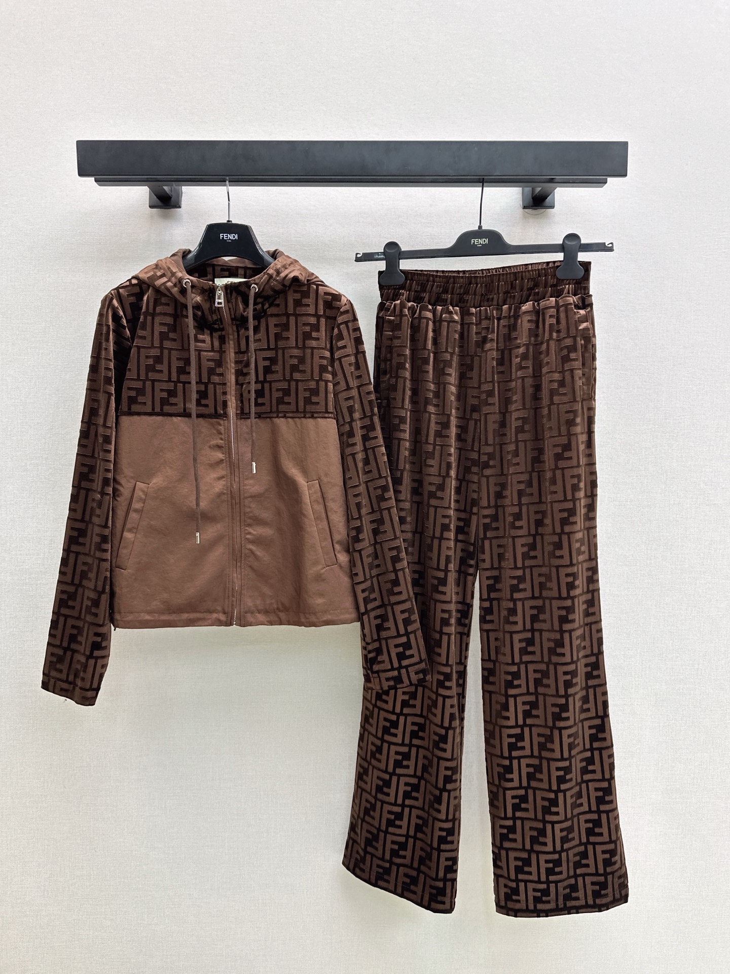 NO:586915,FD 25Ss - the latest logo presbyopia velvet suit for autumn and winter. Three-dimensional embossed letter jacket + trousers. Customized imported velvet material. Processed to present concave and convex three-dimensional double F pattern decoration. Fashionable and casual. The whole chest is the dividing line. At the same time, the upper body is decorated with the iconic double F letter logo. The color echoes up and down, and the drawstring makes it more personalized and casual. It increases the sense of style. It is essential for daily suits. Daily casual wear guide. Relaxed and fashionable. One set.  Two colors ready for sale sml,,jackets & coats,alexander wang19860909FD 25Ss————秋冬最新款logo老花丝绒套装 立体压花字母外套+长裤 定制进口丝绒材质 工艺处理 呈现凹凸立体双F图案装饰 时髦休闲 通体胸口为分界线 同时上半身饰以标志性双F字母徽标 花色上下呼应,抽绳更显个性休闲 增加造型感 日常套装必不可少,日常休闲穿搭指南 松弛时髦 一套出 两色现货发售sml,,jackets & coats,alexander wang,Women's clothing