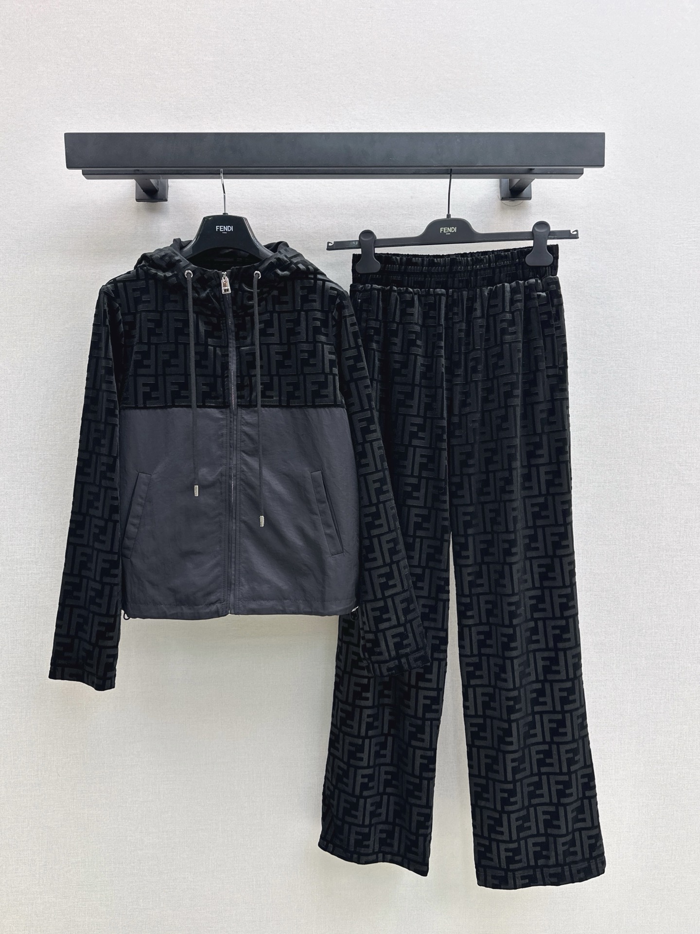 NO:586914,Three-dimensional embossed letter jacket + trousers. Customized imported velvet material. Craftsmanship. Presenting concave and convex three-dimensional double F pattern decoration. Fashionable and casual. The whole chest is the dividing line. The upper body is decorated with the iconic double F letter logo. The colors echo up and down, and the drawstring makes it more personalized and casual. Increases the sense of style. Daily suit is essential, daily casual wear guide. Relaxed and fashionable. Available in one set. Two colors available for sale sml,,jackets & coats,alexander wang19860909立体压花字母外套+长裤 定制进口丝绒材质 工艺处理 呈现凹凸立体双F图案装饰 时髦休闲 通体胸口为分界线 同时上半身饰以标志性双F字母徽标 花色上下呼应,抽绳更显个性休闲 增加造型感 日常套装必不可少,日常休闲穿搭指南 松弛时髦 一套出 两色现货发售sml,,jackets & coats,alexander wang,Women's clothing