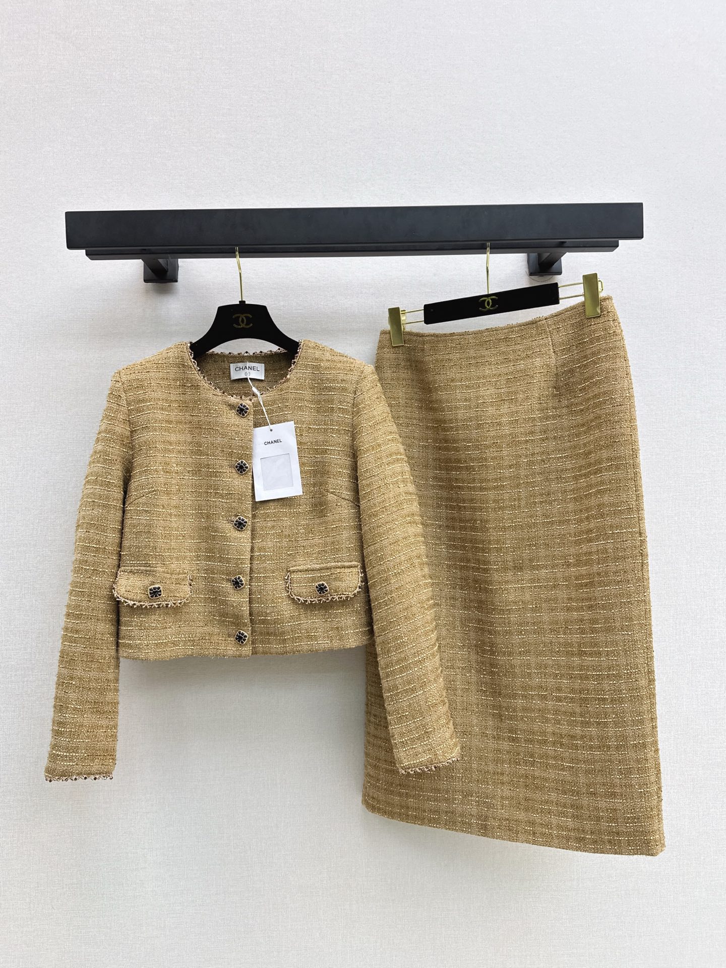 NO:579576,C Home 25Ss————The latest ladylike suit in autumn and winter, round-neck woven jacket + skirt. Imported woolen material, high-end texture and full appearance. Round-neck dress jacket style. Shoulder pad design fits the human body, making the figure more slender and upright. The large neckline is decorated with braided gold yarn to highlight the details. The whole body is caramel color background with delicate plaid dark texture covering the whole body. It shows the ladylike style and perfectly interprets the sense of elegance.  A set of one color ready for sale sml,,chanel,skirts,jackets & coats,alexander wang19860909C家 25Ss————秋冬最新款名媛气质套装圆领编织外套+半裙 进口粗纺毛呢材质 质感高级 品相十足 圆领洋装外套版型 垫肩设计贴合人体 更显身姿纤细挺拔 大身领口以编织金丝纱线捆边点亮细节 通体焦糖色底色 配合细腻的格纹暗纹纹理满铺于全身 名媛格调立显 完美演绎优雅千金感 一套出 一色现货发售sml,,chanel,skirts,jackets & coats,alexander wang,Women's clothing