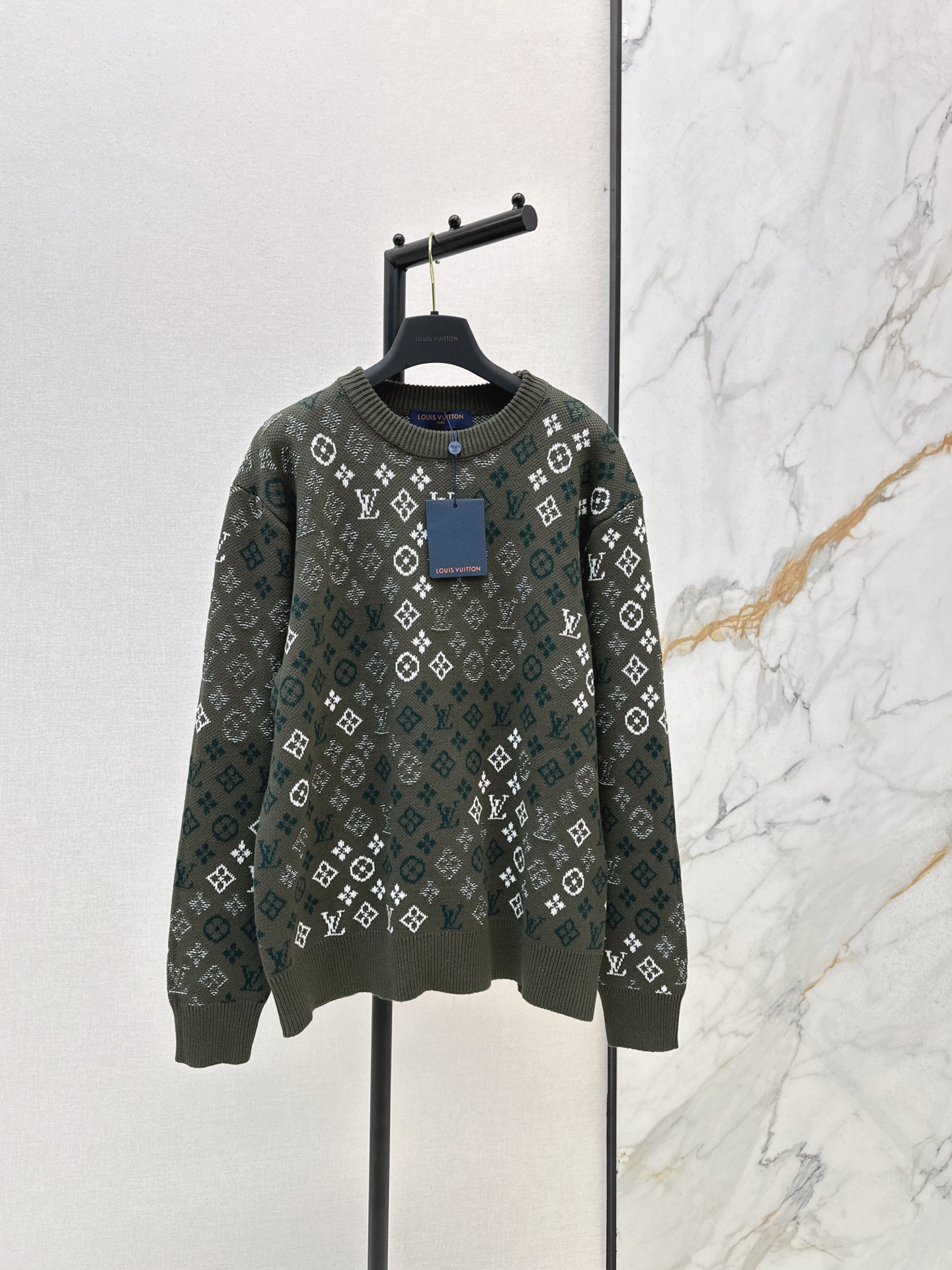 NO:586913,Same style for men and women. L family 25Ss————The latest classic presbyopic round neck sweater in autumn and winter is woven from wool yarn. Soft, comfortable and fashionable, slimming. Loose fit. Four-leaf clover letter logo jacquard decoration. Rich layers. Perfect sophistication. Shows temperament and college style. Suitable for a variety of bottoms. Fashionable must-have item. One color ready for sale sml, louis vuitton, sweaters, alexander wang19860909男女同款 L家 25Ss————秋冬最新款经典老花圆领毛衣羊毛纱线织造 柔软舒适洋气显瘦 宽松版型剪裁 四叶草字母徽标提花装饰 层次丰富 精致度满分 展现气质学院风格 适配多种下装 时尚必备单品 一色现货发售sml,,louis vuitton,sweaters,alexander wang,Women's clothing