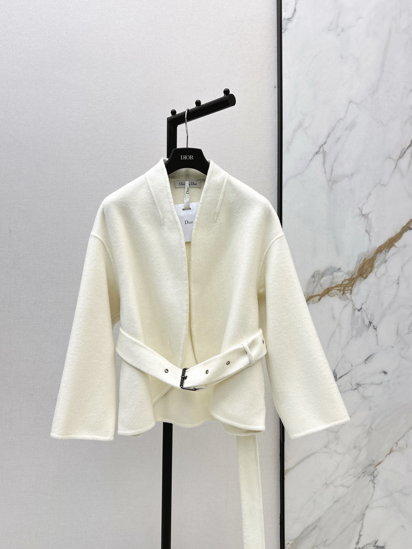 NO:579598,Comes with dust bag CD 25Ss————The latest belt-embellished short coat for autumn and winter, elegant design, H-shaped upper body, simple, relaxed, casual, handsome and elegant. Purely handmade double-sided cashmere coat. Imported wool cashmere fabric has fine texture, softness, wide and stylish. The upper body looks thin and tall for a small person. Easy to control. Three colors are available for sale sml,, alexander wang19860909配防尘袋CD 25Ss————秋冬最新款腰带装饰短款大衣气质设计H版型上身简约松弛随性帅气又优雅 纯手工制作双面尼羊绒大衣 进口羊毛羊绒面料质感细腻柔软挺阔有型 上身显瘦又高挑小个子 轻松驾驭 三色现货发售sml,,alexander wang,Women's clothing