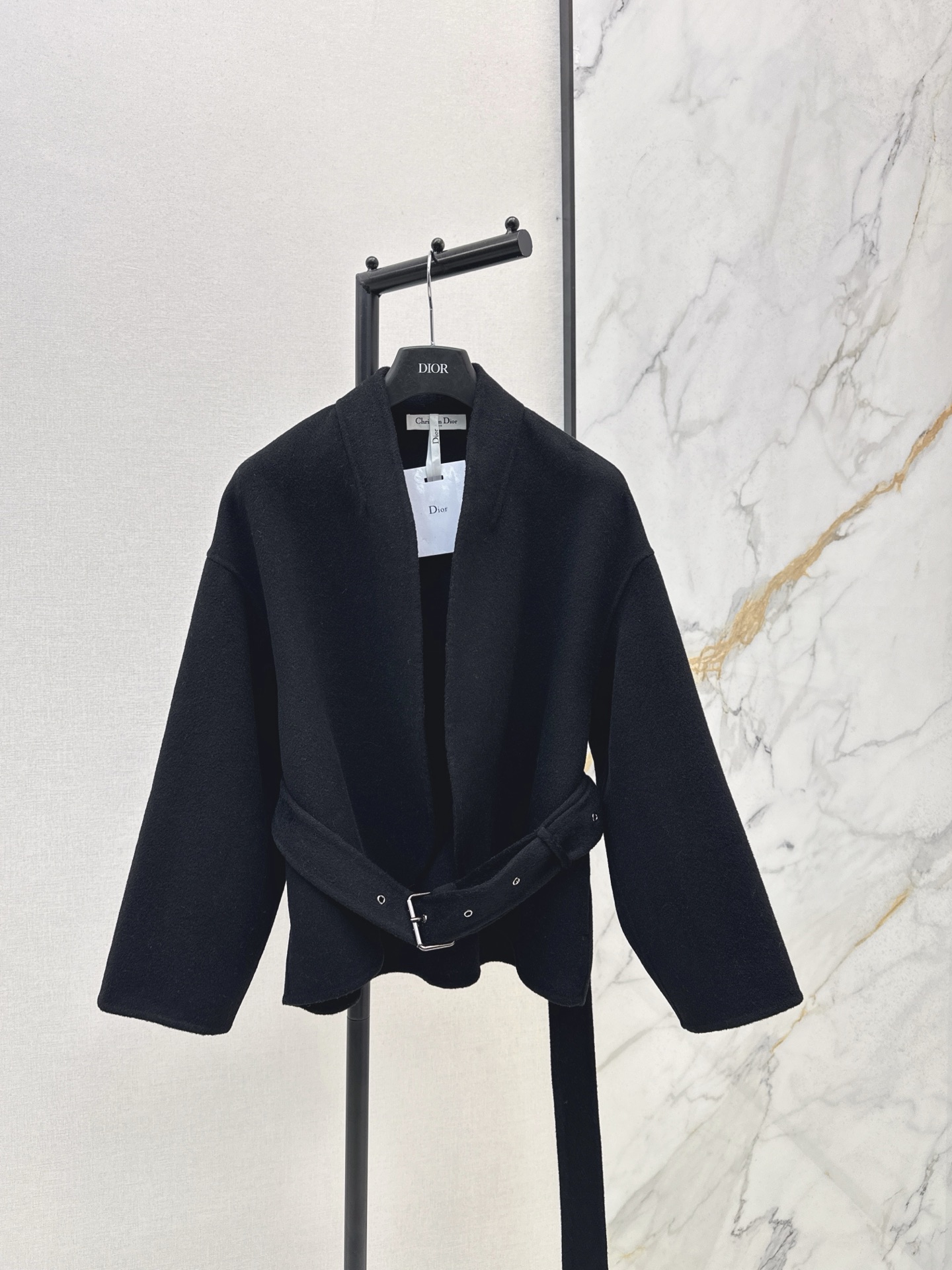 NO:586906,C with dust bag D 25Ss————The latest belt-embellished short coat in autumn and winter, elegant design, H-shaped upper body, simple, relaxed, casual, handsome and elegant. Purely handmade double-sided cashmere coat. Imported wool and cashmere fabric has fine texture, softness, wide and stylish. The upper body looks thin and tall for a small person. Easy to control. Three colors are on sale now. sml,, alexander wang19860909C配防尘袋D 25Ss————秋冬最新款腰带装饰短款大衣气质设计H版型上身简约松弛随性帅气又优雅 纯手工制作双面尼羊绒大衣 进口羊毛羊绒面料质感细腻柔软挺阔有型 上身显瘦又高挑小个子 轻松驾驭 三色现货发售sml,,alexander wang,Women's clothing