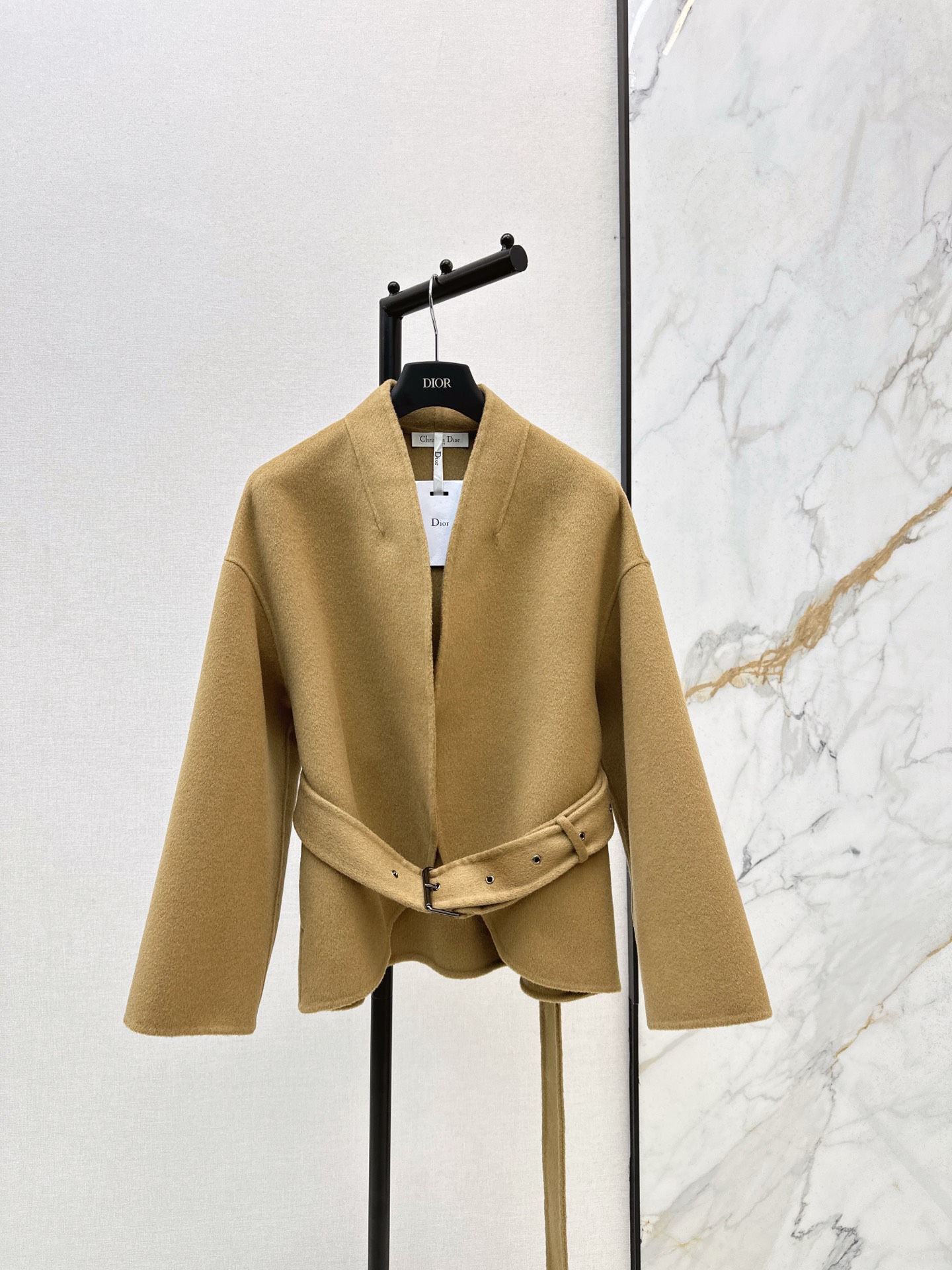 NO:586904,Comes with dust bag CD 25Ss————The latest belt-embellished short coat for autumn and winter, elegant design, H-shaped upper body, simple, relaxed, casual, handsome and elegant. Purely handmade double-sided cashmere coat. Imported wool cashmere fabric has fine texture, softness, wide and stylish. The upper body looks thin and tall for a small person. Easy to control. Three colors are available for sale sml,, alexander wang19860909配防尘袋CD 25Ss————秋冬最新款腰带装饰短款大衣气质设计H版型上身简约松弛随性帅气又优雅 纯手工制作双面尼羊绒大衣 进口羊毛羊绒面料质感细腻柔软挺阔有型 上身显瘦又高挑小个子 轻松驾驭 三色现货发售sml,,alexander wang,Women's clothing