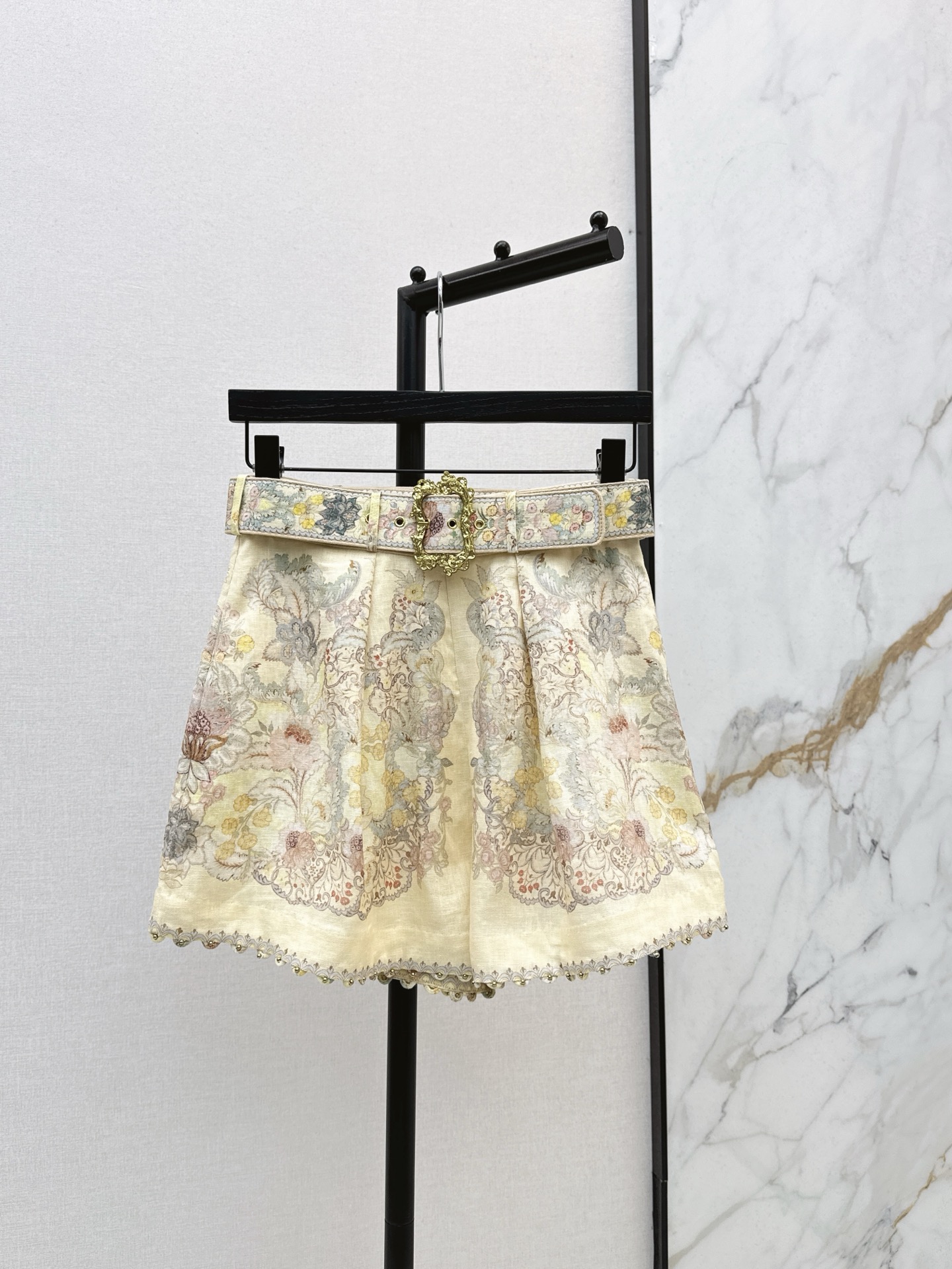 NO:579592,Zim 25Ss - the latest early autumn holiday series romantic suit floral shirt + belted shorts. Original customized heavy linen fabric. Palace style age-reducing girlish style. The upper body is so beautiful that you don’t want it. Fairy and elegant white and rich beauty must-have items. One color ready for sale smlxl, shorts, shirts, alexander wang19860909Zim 25Ss———早秋最新款度假系列浪漫套装碎花衬衫+腰带短裤 原版定制重磅亚麻面料 宫廷风减龄少女风 上身美的不要不要的 仙气优雅的白富美必备单品 一色现货发售smlxl,,shorts,shirts,alexander wang,Women's clothing