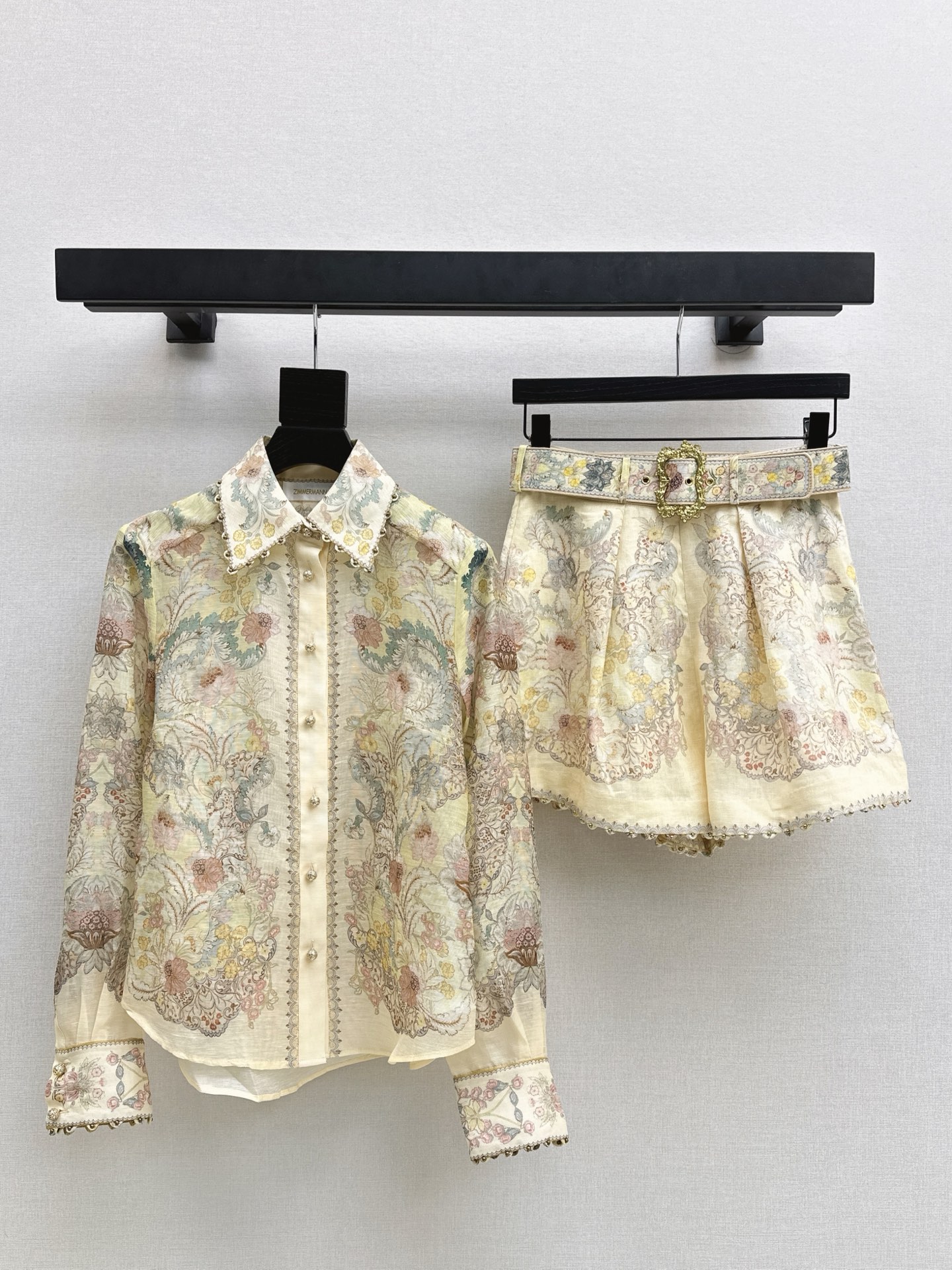 NO:579589,Zim 25Ss - the latest early autumn holiday series romantic suit floral shirt + belted shorts, original customized heavy linen fabric, palace style, age-reducing girl style, beautiful upper body, elegant and white, rich and beautiful must-have items, one color ready for sale on smlxl,, shorts, shirts, alexander wang19860909Zim 25Ss———早秋最新款度假系列浪漫套装碎花衬衫+腰带短裤 原版定制重磅亚麻面料 宫廷风减龄少女风 上身美的不要不要的 仙气优雅的白富美必备单品 一色现货发售smlxl 上,,shorts,shirts,alexander wang,Women's clothing