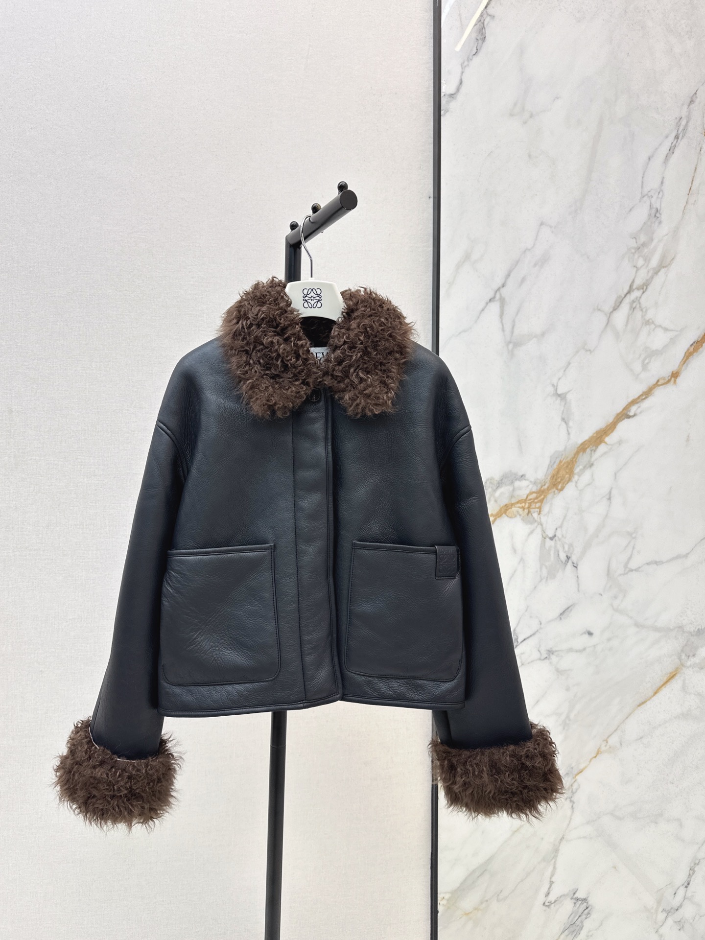 NO:586895,Equipped with dust bag, exclusive first release Loe 25Ss————The latest imported Alpine lamb fur all-in-one small coat in autumn and winter, natural grained hair is dense and ultra-fine. Contrast color natural curly turned collar splicing design. Short H version upper body, age-reducing, casual girlish temperament, versatile and not picky. Fur side facing outside, leather facing inside, perfect pure handicrafts, minimalist style, high-end and fashionable. One color ready for sale sml,,loewe,jackets & coats,alexander  wang19860909配防尘袋独家首发 Loe 25Ss————秋冬最新款进口阿尔卑斯小羊羔皮毛一体小外套天然颗粒毛感密实超细腻 撞色天然卷毛翻领袖口拼接设计 小短款H版型 上身减龄休闲少女气质百搭不挑人 毛面朝外皮面朝里完美纯手工艺 极简风高级又时髦 一色现货发售sml,,loewe,jackets & coats,alexander wang,Women's clothing