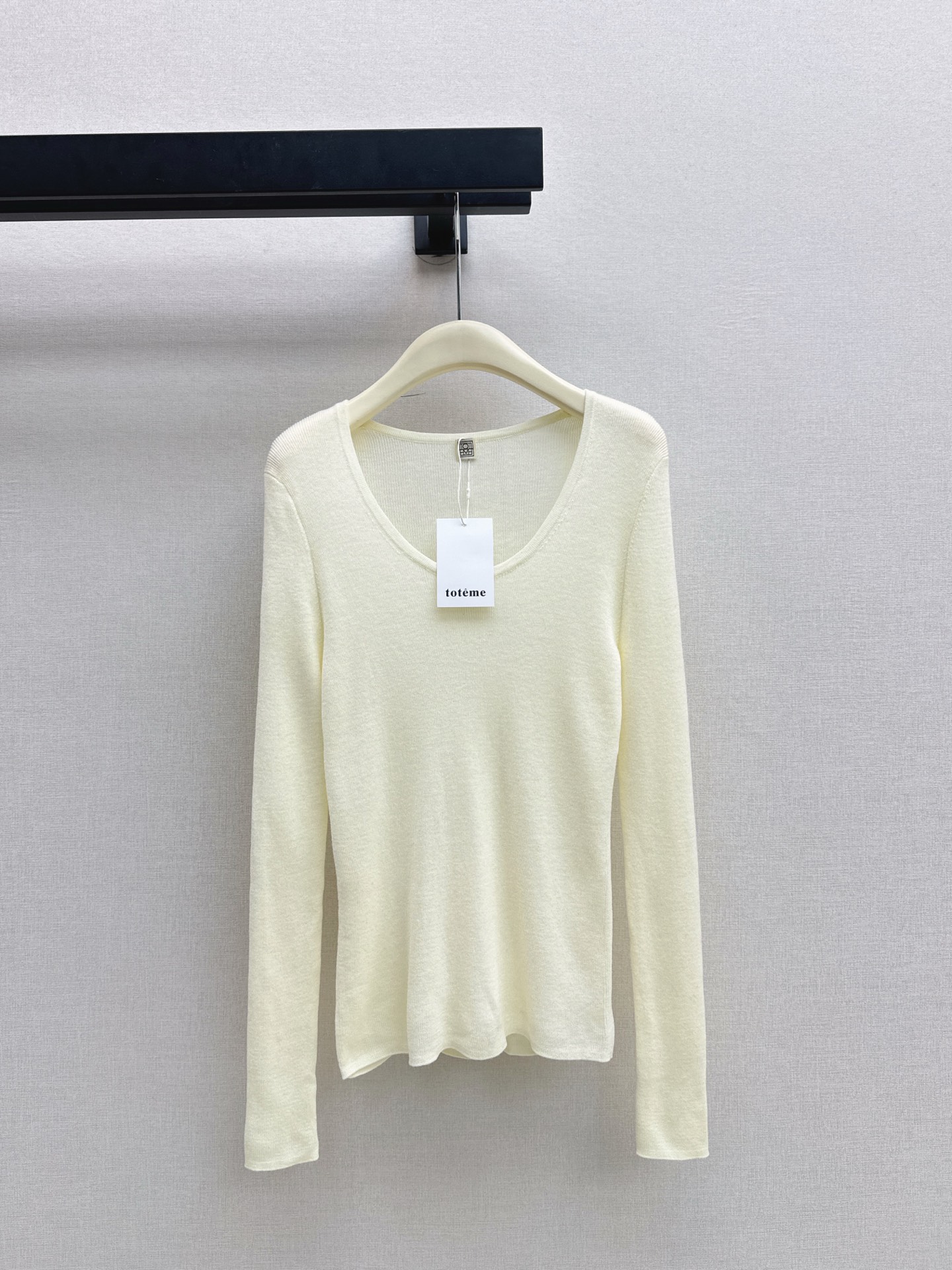 NO:579583,Minimalist style item Tom 25Ss————The latest minimalist style U-neck bottoming shirt for autumn and winter. It is a daily essential. It is easy to wear and match. It is made of wool knitted yarn. It is very soft, slim and comfortable. Available in four colors. smL,, tom ford, alexander wang19860909极简风单品 Tom 25Ss————秋冬最新款极简风U领打底衫 日常必备款 各种好穿好搭配 采用羊毛针织纱线面料 十分软糯贴身舒适 四色现货发售smL,,tom ford,alexander wang,Women's clothing