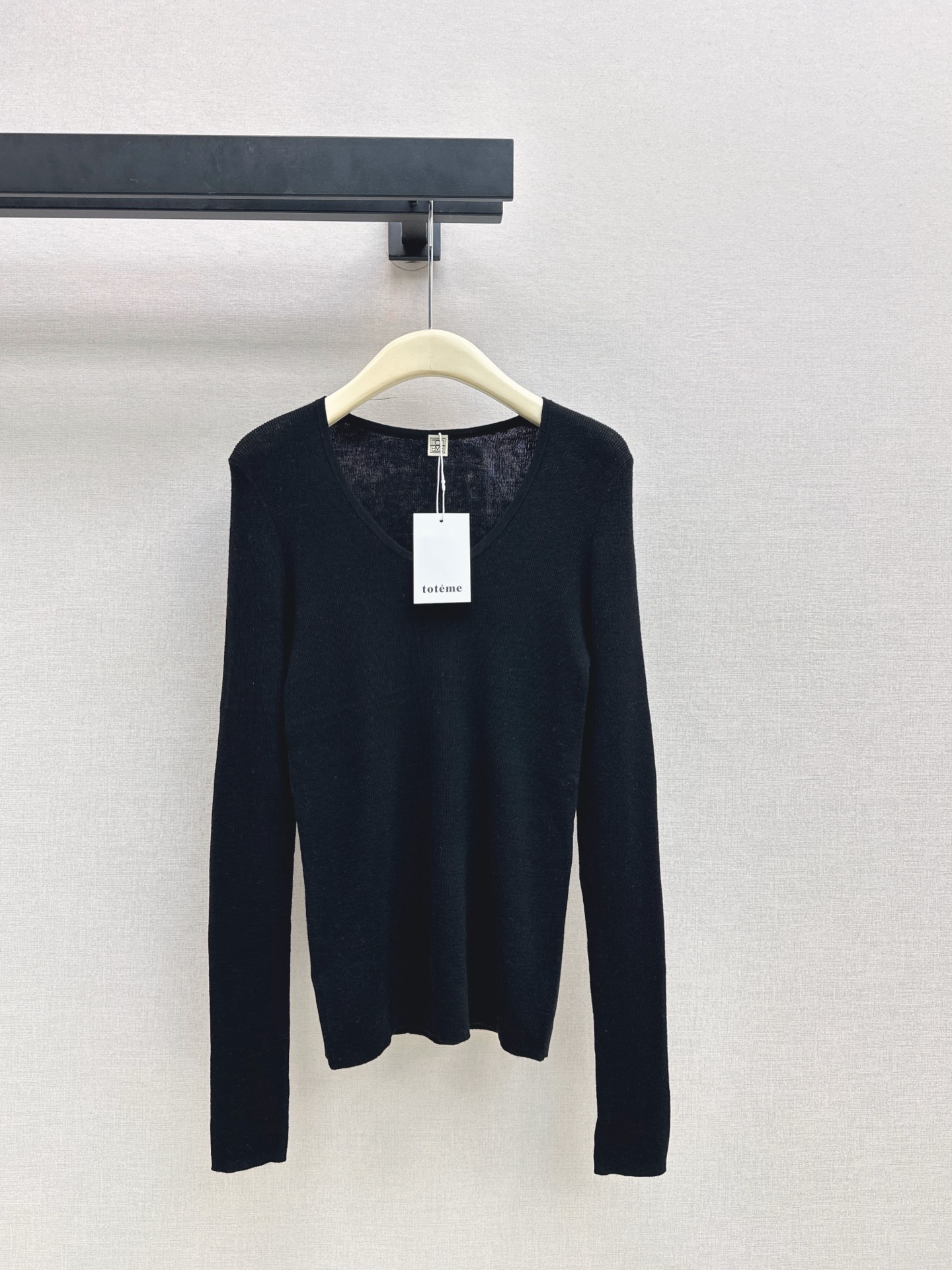 NO:579580,Minimalist style item Tom 25Ss - the latest minimalist style U-neck bottoming shirt for autumn and winter. It is a daily must-have. It is easy to wear and match. It is made of wool knitted yarn fabric. It is very soft, slim and comfortable. Available in four colors. sml,, tom ford, alexander wang19860909极简风单品 Tom 25Ss————秋冬最新款极简风U领打底衫 日常必备款 各种好穿好搭配 采用羊毛针织纱线面料 十分软糯贴身舒适 四色现货发售sml,,tom ford,alexander wang,Women's clothing