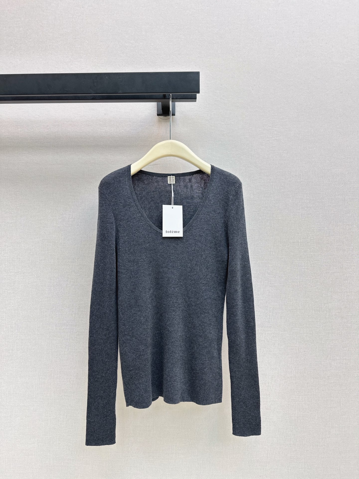 NO:586903,Minimalist style item Tom 25Ss - the latest minimalist style U-neck bottoming shirt for autumn and winter. It is a daily must-have. It is easy to wear and match. It is made of wool knitted yarn fabric. It is very soft, slim and comfortable. Available in four colors. sml,, tom ford, alexander wang19860909极简风单品 Tom 25Ss————秋冬最新款极简风U领打底衫 日常必备款 各种好穿好搭配 采用羊毛针织纱线面料 十分软糯贴身舒适 四色现货发售sml,,tom ford,alexander wang,Women's clothing