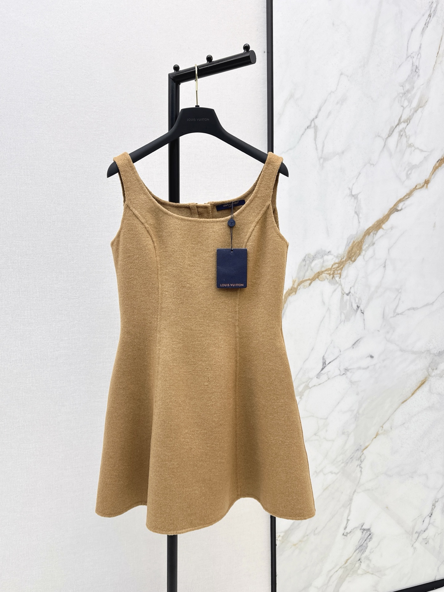 NO:579575,Exclusive launch of L Family 25Ss - the latest double-sided woolen vest dress in autumn and winter. Imported woolen material. Handmade double-sided nylon craftsmanship. U-shaped round neck and wide shoulder straps. Modify the head-to-body ratio. Three-dimensional tailoring of the waist. Narrow the waistline. Improve the proportion of the legs. An essential and versatile item for the autumn and winter wardrobe. Recommended matching. One color ready for sale. sml, louis vuitton, skirts, alexander wang19860909独家首发 L家 25Ss———秋冬最新款双面羊毛呢背心连衣裙进口羊毛呢材质 手工双面尼工艺 U形圆领宽肩带 修饰头身比 腰身立体剪裁 收窄腰线 提高腿部比例 秋冬衣橱必不可少的百搭单品 推荐一套搭配 一色现货发售sml,,louis vuitton,skirts,alexander wang,Women's clothing