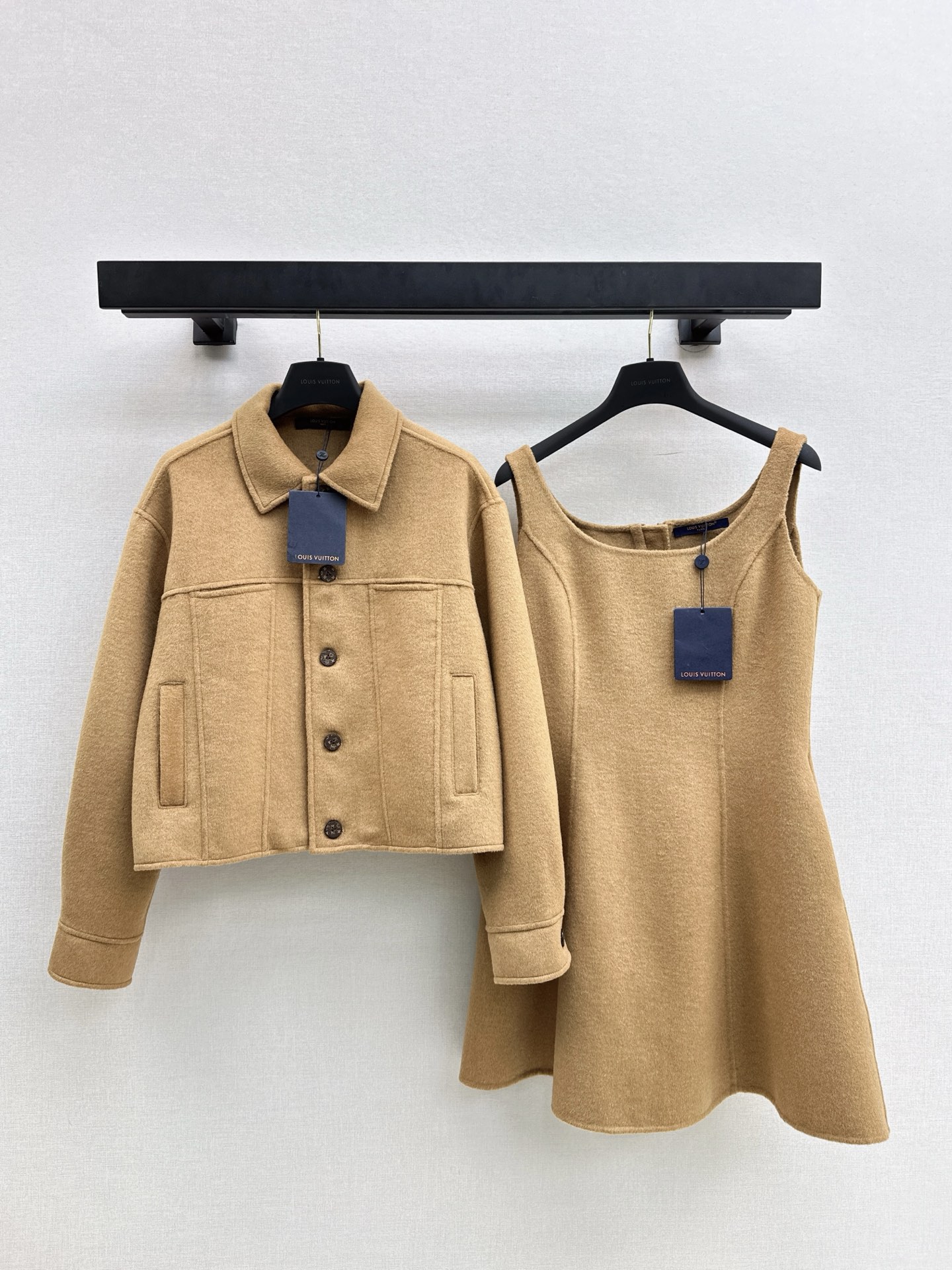 NO:586910,L's 25Ss————The latest double-sided woolen lapel jacket in autumn and winter, custom-made imported double-sided woolen material, soft and comfortable, lapel drop shoulder version tailoring, modifying the head-to-body ratio, incorporating contour lines to outline matching, enriching the design layer, an essential versatile item for autumn and winter wardrobe, western style and simplicity, recommended to match one color, ready for sale sml,, louis vuitton, jackets & coats, alexander wang19860909L家 25Ss————秋冬最新款双面羊毛呢翻领外套定制进口双面羊毛呢材质 柔软舒适 翻领落肩版型剪裁 修饰头身比 融入轮廓线勾勒搭配 丰富设计层次 秋冬衣橱必不可少的百搭单品 穿搭洋气简约 推荐一套搭配 一色现货发售sml,,louis vuitton,jackets & coats,alexander wang,Women's clothing