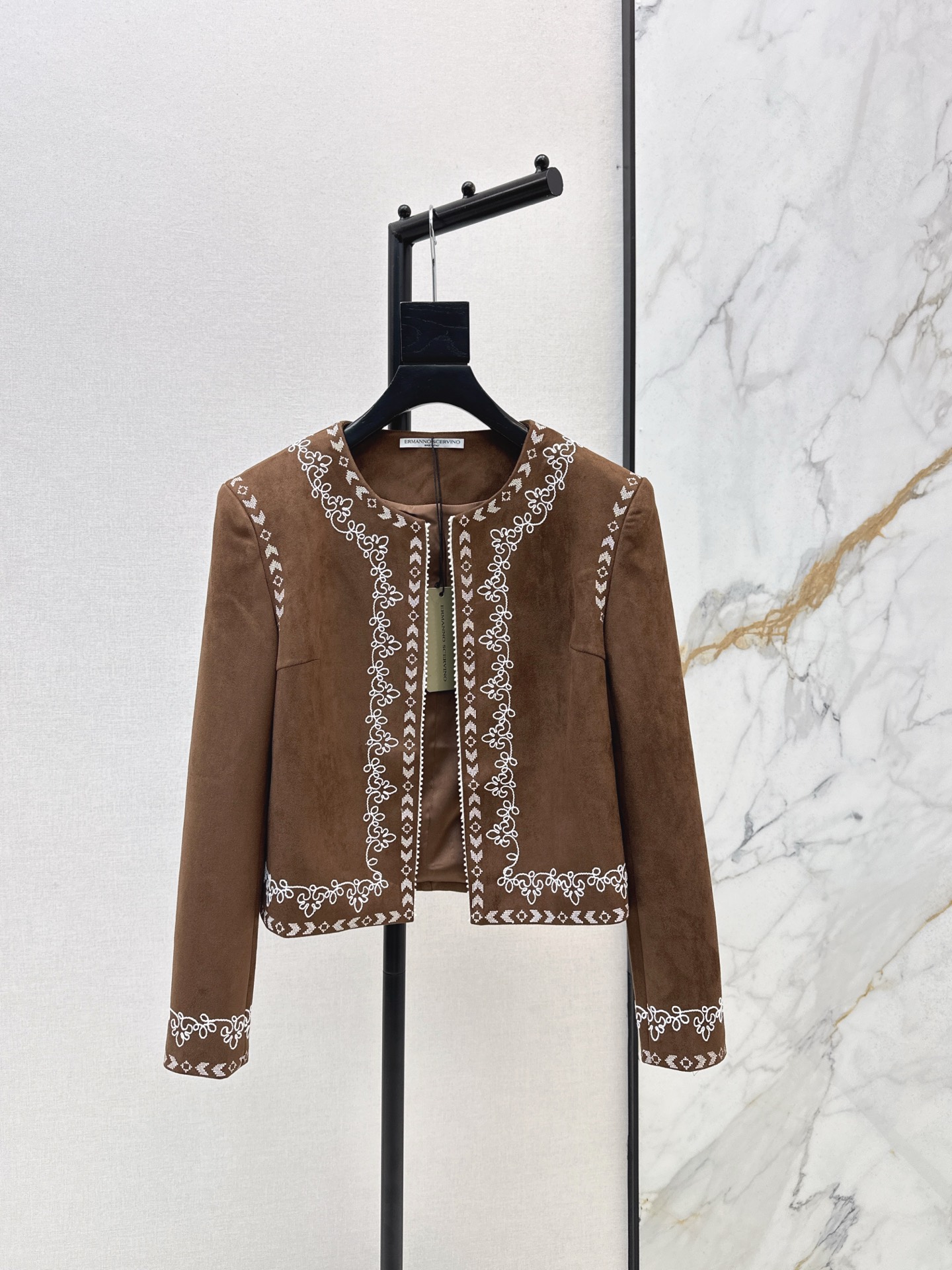 NO:586905,Retro wear Es 25Ss————The latest heavy embroidery design for autumn and winter, environmentally friendly suede jacket, retro Maillard color series, I love it~ Heavy lace embroidery, a proper temperament heroine, full of high-end sense, special temperament, one color ready for sale sml,, jackets & coats, chamois leather, alexander wang19860909复古穿搭 Es 25Ss————秋冬最新款重工刺绣设计环保麂皮绒外套复古美拉德色系 一整个爱住～ 重磅花边刺绣 妥妥的气质女主 高级感满满 特别显气质 一色现货发售sml,,jackets & coats,chamois leather,alexander wang,Women's clothing