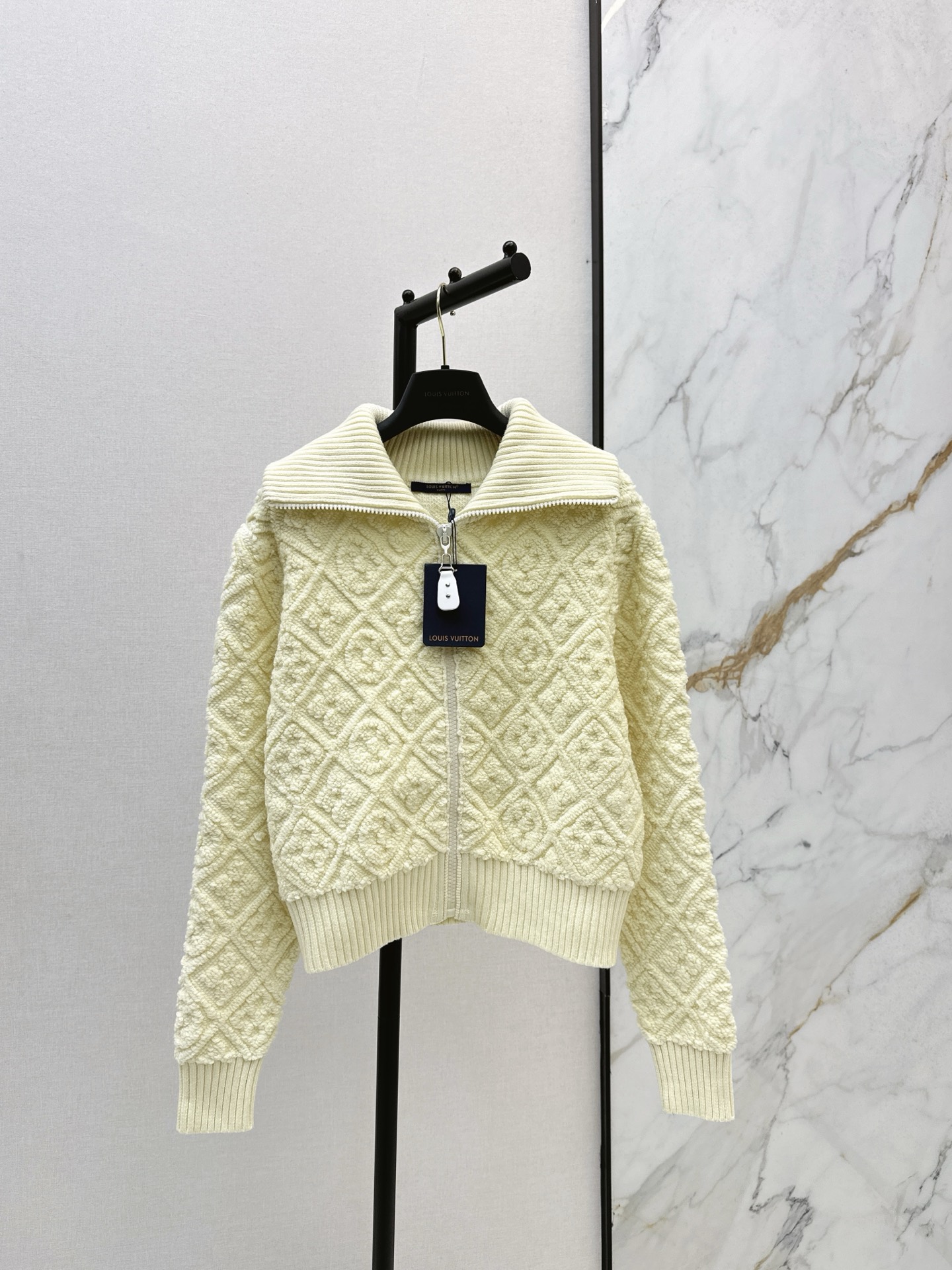 NO:587623,L's 25Ss - the latest autumn and winter fairy-looking ski series limited edition MONOGRAM jacquard wool jacket short zipper lapel design, beautiful upper body, sweet and salty girl temperament, imported wool yarn quality is excellent, Swiss machine positioning three-dimensional knitting pattern is super beautiful, Bai Fumei must buy, two colors are on sale in stock sml,, louis vuitton, jackets & coats, alexander wang19860909L家 25Ss———秋冬最新款神仙颜值滑雪系列限定MONOGRAM提花羊毛外套短款拉链翻领设计上身绝美 可甜可盐气质少女 进口羊毛纱线质量超赞 瑞士机定位立体编织图案超美 白富美必入 两色现货发售sml,,louis vuitton,jackets & coats,alexander wang,Women's clothing