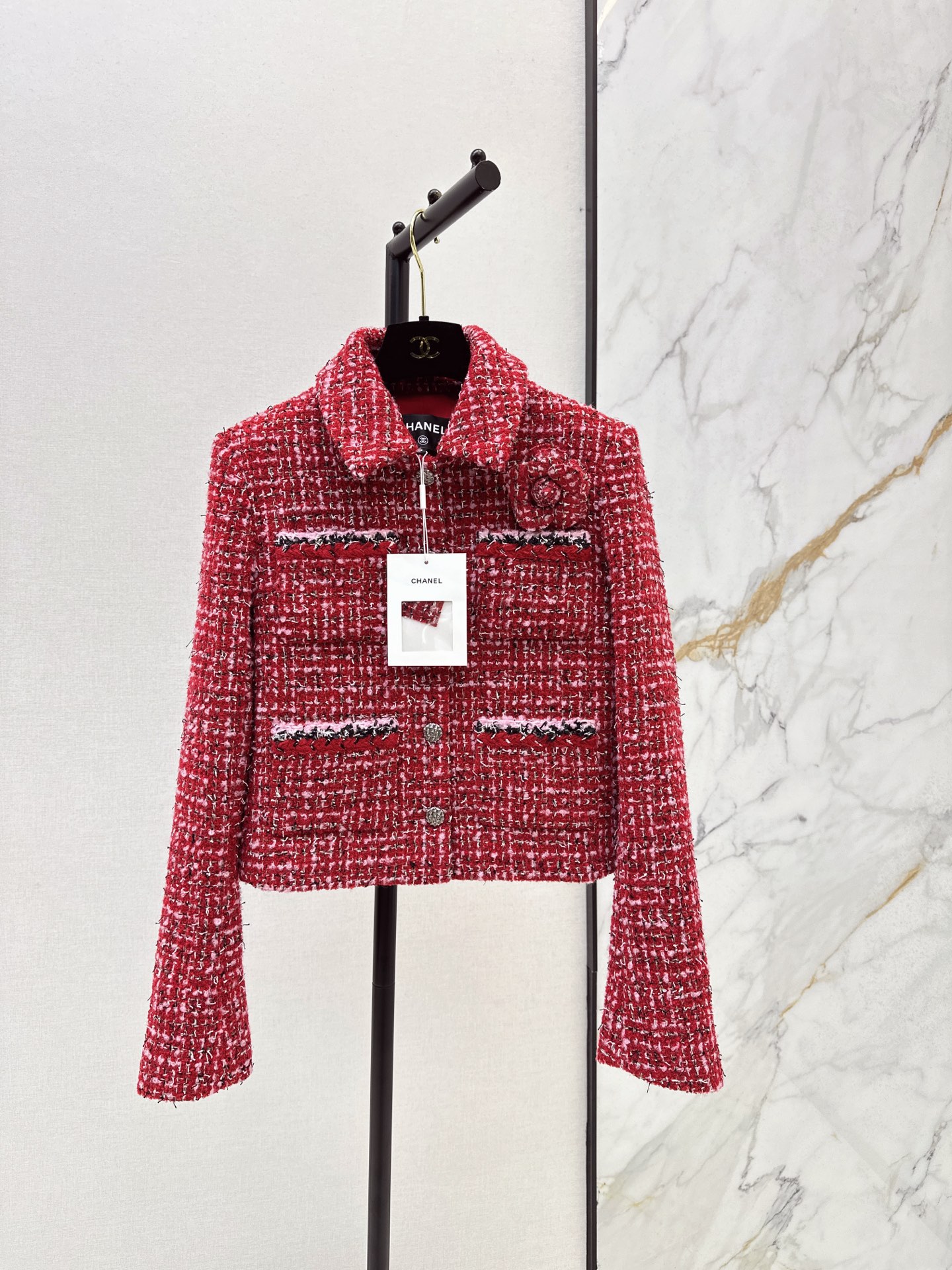 NO:587610,C Home 25Ss————The latest camellia brooch lapel woven jacket for autumn and winter, custom-made imported woolen woolen material, high-end texture, full appearance, lapel dress jacket style, whole body red background with delicate colorful yarns regularly intertwined to create texture all over the body. Matched with the three-dimensional camellia brooch on the chest, the socialite style stands out. Perfect interpretation of the elegance and gentleness of an elegant daughter. An excellent choice for Christmas/New Year's Day/end-of-year gatherings  One color ready for sale sml,,chanel,jackets & coats,brooch,breastpin,alexander wang19860909C家 25Ss————秋冬最新款山茶花胸针翻领编织外套定制进口粗纺羊毛呢材质 质感高级 品相十足 翻领洋装外套版型 通体红色底色配合细腻的彩色纱线规则交织出纹理满铺于全身 配合胸口立体山茶花胸针 名媛格调立显 完美演绎优雅千金感知性温柔 圣诞/元旦/年末聚会的绝佳选择 一色现货发售sml,,chanel,jackets & coats,brooch，breastpin,alexander wang,Women's clothing