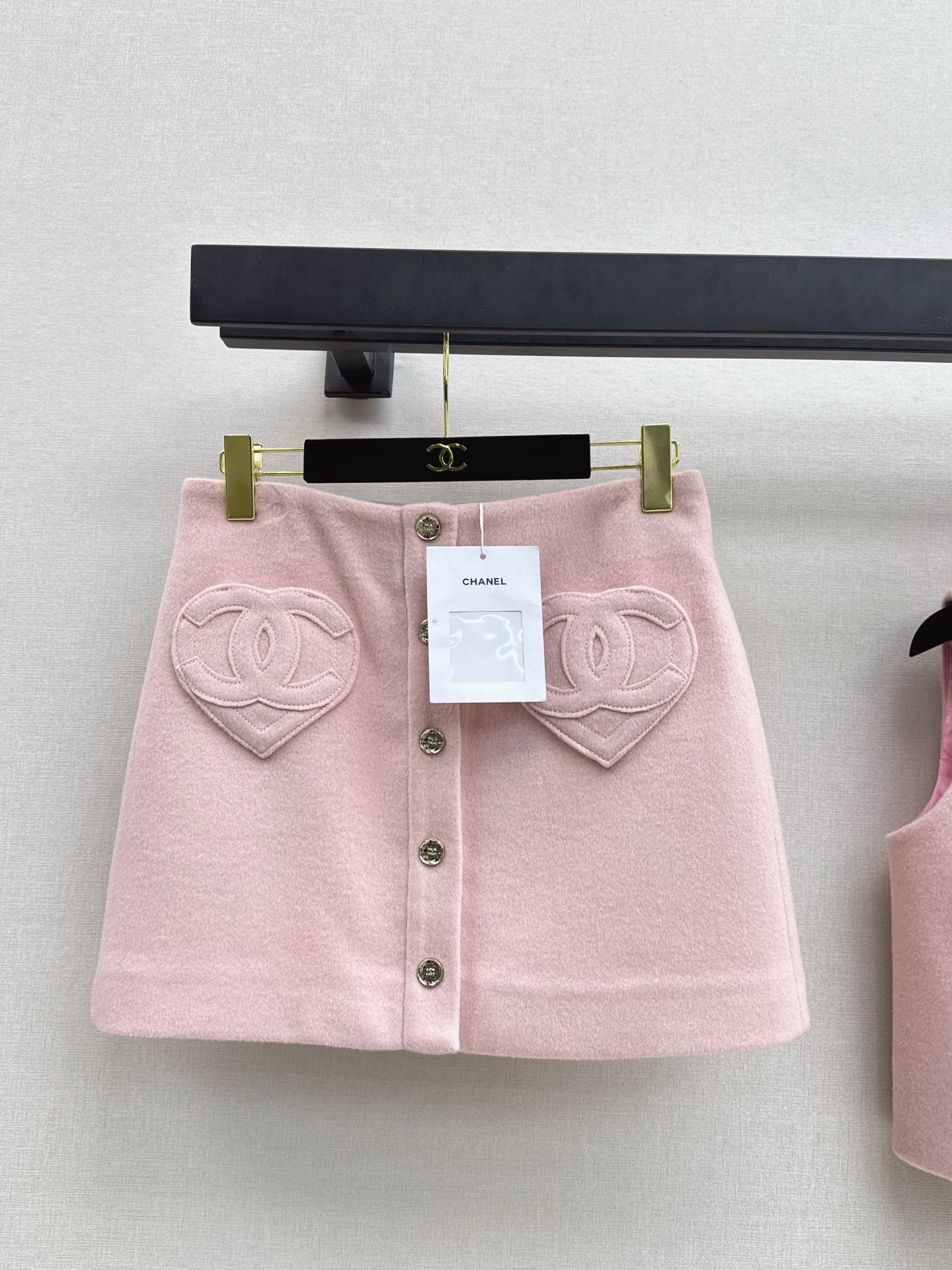 NO:587604,Exclusive first release of C Home 25Ss————The latest style of autumn and winter temperament love double C pocket woolen skirt single-breasted A-line version tall and slim. The heart-shaped double C pocket patch embroidery design is cute, sweet, cool and high-end. It combines French elegance and light luxury casual sense. Versatile and not picky. Camellia jacquard lining. 100% wool fabric. Two colors ready for sale sml,,chanel,skirts,alexander wang19860909独家首发 C家 25Ss————秋冬最新款气质爱心双c口袋毛呢半裙单排扣A字版型上身高挑又显瘦 心形双c口袋贴绣设计可爱甜酷又高级 融合了法式优雅与轻奢休闲感百搭不挑人 山茶花提花里衬 百分百全羊毛面料 两色现货发售sml,,chanel,skirts,alexander wang,Women's clothing